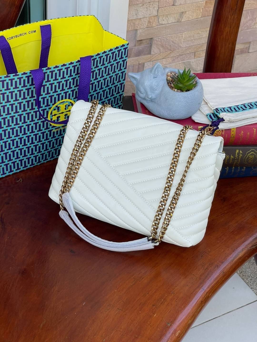 Large : Tory Burch Kira Chevron Quilted Convertible Leather Crossbody Bag เป็นกระเป๋าที่ใช้ในการออกงานสำคัญหรือวันที่มีปาร์ตี้สังสรรค์ คุณควรเลือกใช้กระเป๋าที่มีดีไซน์สะดุดตา เพราะจะช่วยยกระดับและเพิ่มเสน่ห์ให้กับตัวคุณเองมากยิ่งขึ้น หากเป็นงานทางการ เช่น