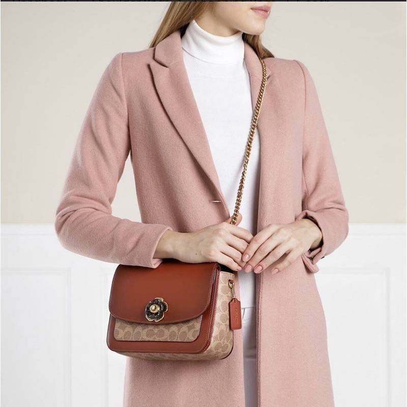 COACH C0827 MADISON SHOULDER BAG IN SIGNATURE CANVAS กระเป๋าสะพายข้าง รุ่นยอดฮิต ไซส์ใหญ่จุใจ ดีไซน์สวย โดดเด่นด้วยตัวล็อครูปดอกไม้ ตกแต่งตัดกันกับลายซีอย่างลงตัว วัสดุหนังแท้สลับหนังแคนวาสเคลือบลาย ภายในแบ่งสัดส่วนให้อย่างดี มาพร้อมสายสะพายในตัว ปรับใช้ไ