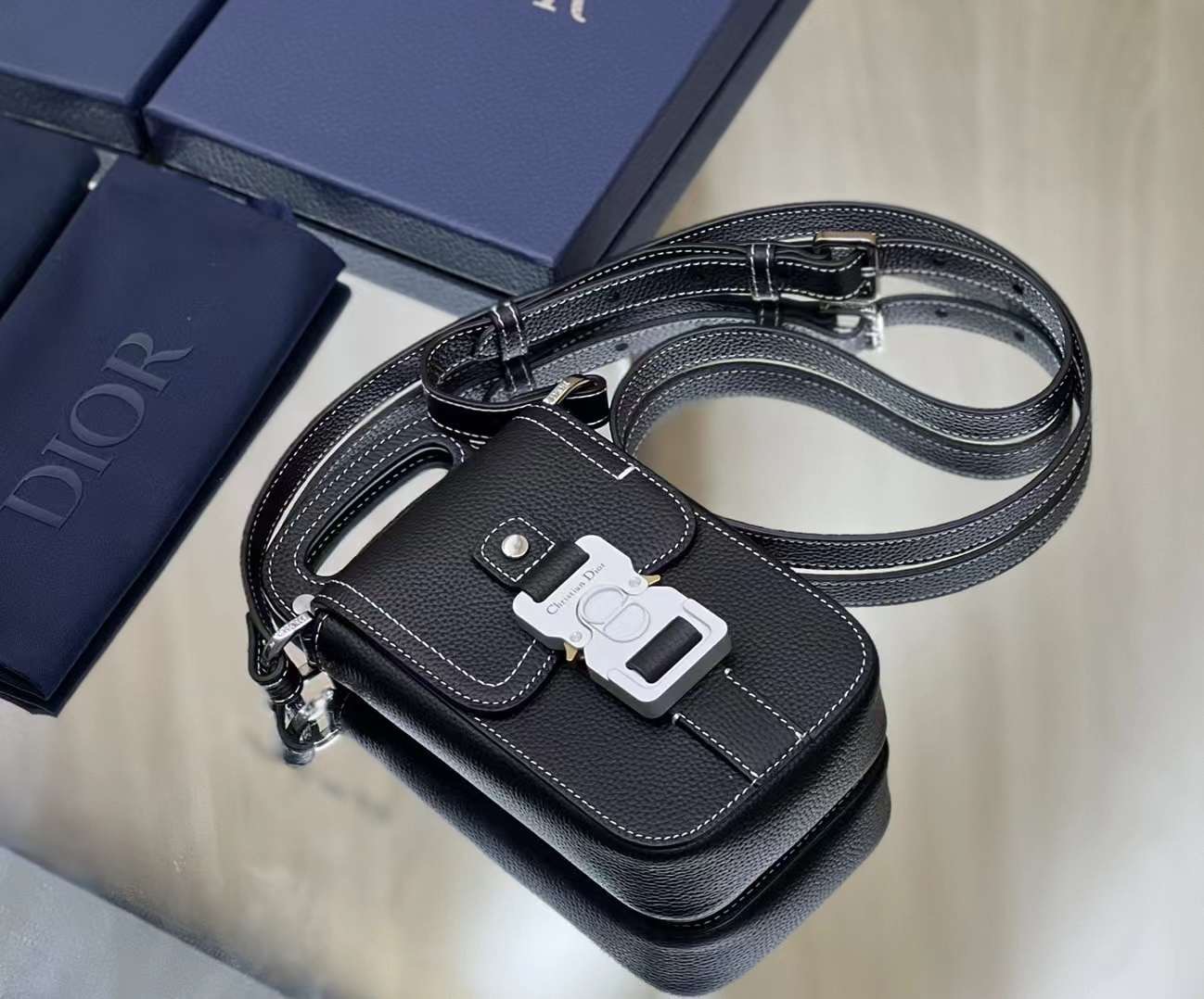 Dior Phone Oblique Bag / Dior Pouch Phone Oblique เกรดเทพออริจินอล ได้ใจหนุ่มๆไปเลยใบนี้!! หลงรักตั้งแต่แรกเห็นมีอยู่จริง!!