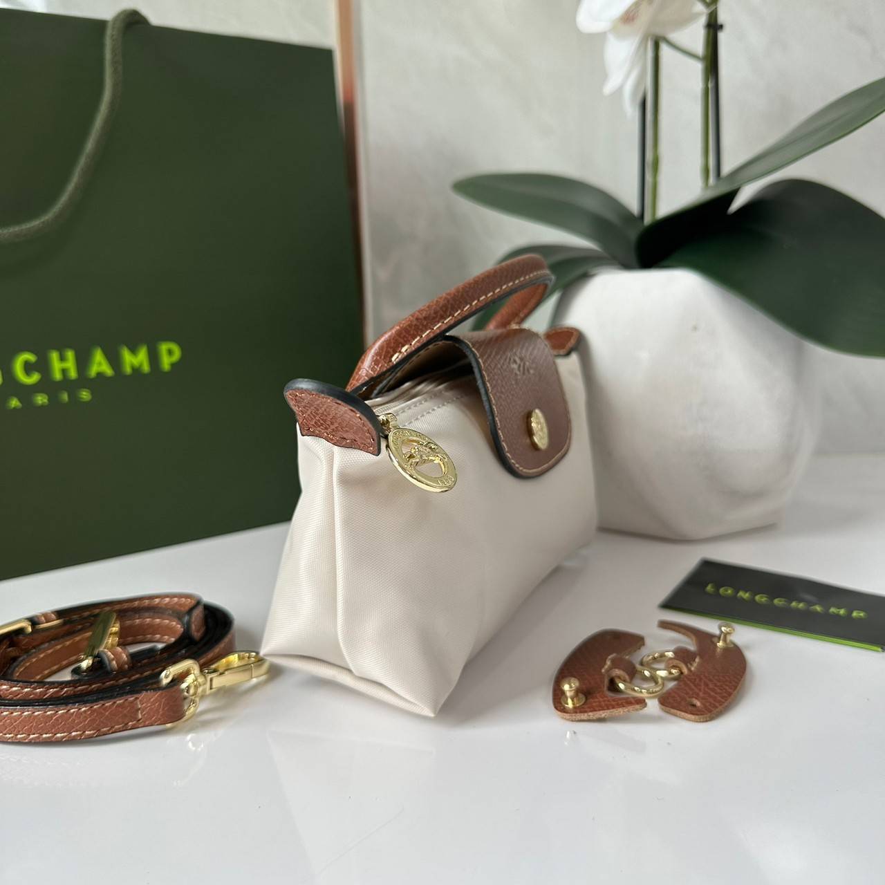 LONGCHAMP LE PLIAGE ORIGINAL Pouch with handle กระเป๋าใบเล็กขนาดกระทัดเหมาะกับใส่ของจำเป็นจุกจิก กันน้ำได้ พร้อมส่ง