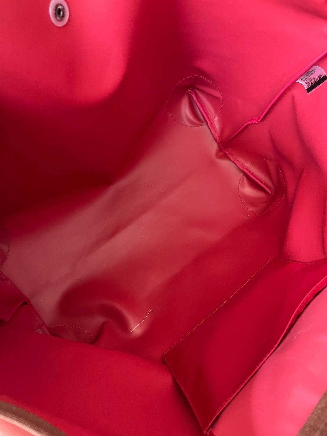 LONGCHAMP BOXFORD TRAVEL BAG L กระเป๋าเดินทางขนาดใหญ่ มาพร้อมสายสะพายที่สามารถถอดได้ ให้คุณเลือกสะพายไหล่หรือถือได้ มีซิปรูดเปิดปิดกระเป๋าที่ให้คุณมั่นใจได้ว่าคุณจัดเก็บไอเท็มของคุณได้อย่างมิดชิด บ็อคฟอร์ด (BOXFORD) สะท้อนความเป็นเอกลักษณ์ของแบรนด์ที่เปี่