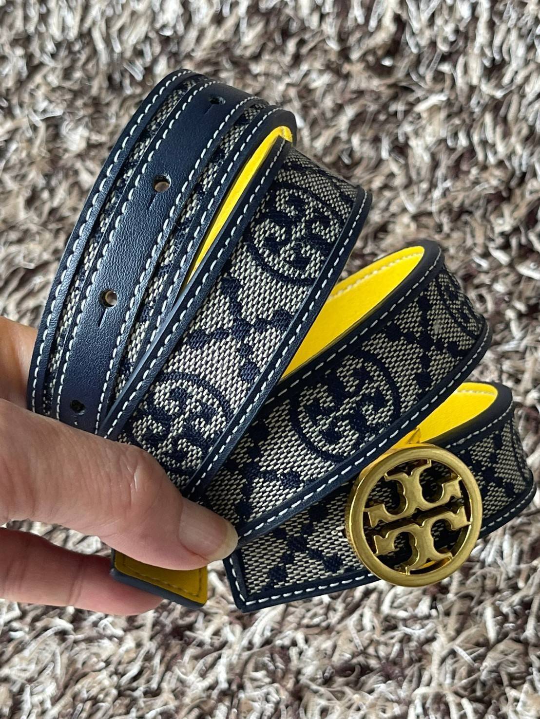 Tory burch t monogram jacquard belt เมื่อพูดถึงแบรนด์ระดับ Hi-end แล้วจะพลาดไม่ได้เลยกับแบรนด์ Tory Burch ที่ครองใจสายแฟชั่นมาโดยตลอด กับหัวเข็มขัดสัญลักษณ์ Double T ที่ได้รับความนิยมสูง มีการดีไซน์หัวเข็มขัดเป็นทองเหลืองเพื่อให้มีความโดดเด่นมากขึ้น ลวดลา