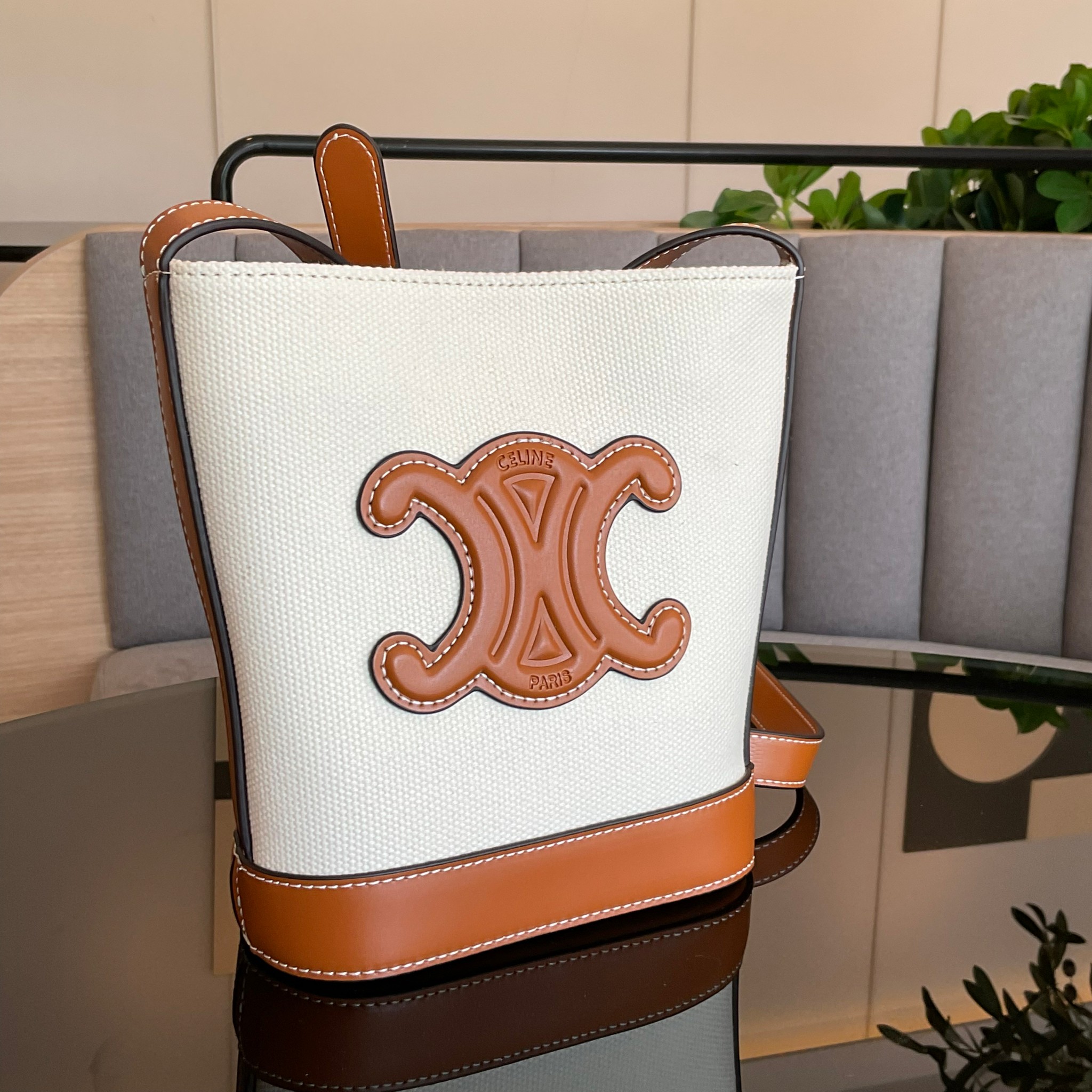 CELINE SMALL BUCKET CUIR TRIOMPHE IN TEXTILE / CELINE CROSSBODY VIP วัสดุ TRIOMPHE CANVAS สีขาวตัดกับโลโก้หนังสวยอยู่ทรงวางตั้งได้สบาย