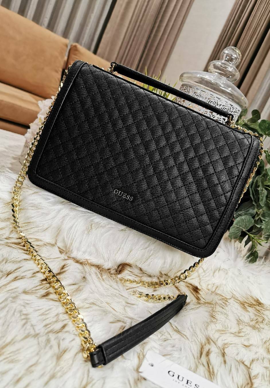 GUESS CROSSBODY BAG กระเป๋าสะพายรุ่นใหม่ล่าสุดทรงเหลี่ยมหนังสวยเดินเส้นลายตารางอยู่ทรงด้านหน้าประดับโลโก้ GUESS อะไหล่ทอง เปิดปิดด้วยฝาปิดกระดุมแม่เหล็ก ภายในมีฌลโก้และช่องซิป กว้างและจุใส่กระเป๋าสตางค์ใบยาว ของจุกจิกได้เยอะ สายสะพายโซ่ตมีที่รองบ่าจะเลื่อ