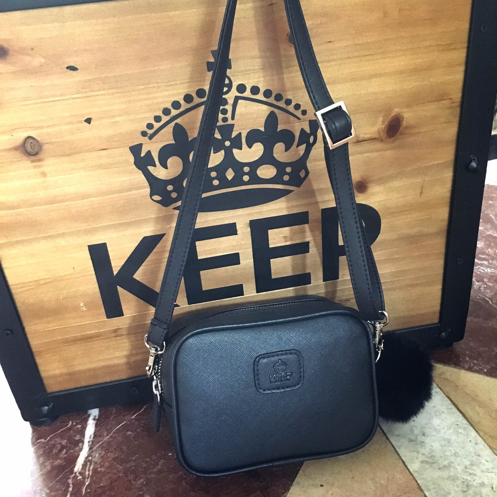 สินค้าขายดีมากี่รอบก้อหมด KEEP รุ่น Saffiano Box clutch&shoulder bag กระเป๋าสะพายทรงน่ารัก ตัวกระเป๋าถอดสายถือเป็นคลัช ออกงาน หรือสะพายพาดลำตัวได้เลย จุดเด่น ที่ตัวกระเป๋าทำจากหนัง Saffiano prada คะ สวย ทน ดูแลทำความสะอาดได้ง่าย ขนาดกำลังดีใส่โทรศัพท์ ได้