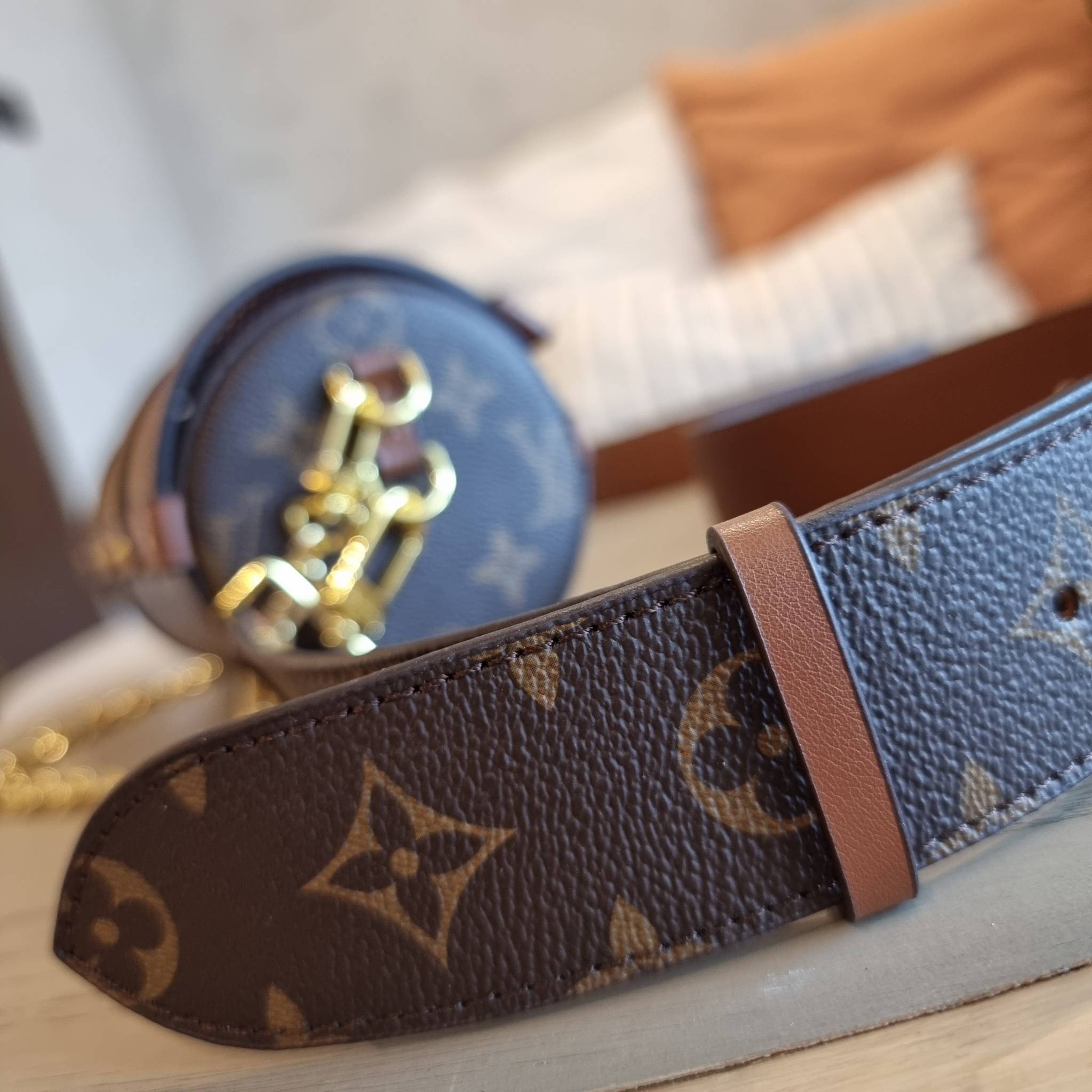 LV PAPILON TRUNK BAG กระเป๋าทรงสวย ดีไซน์หรู ไม่เหมือนใคร มีสายมาให้ 2 เส้น สายโซ่และสายหนังสปอร์ตเส้นใหญ่ วัสดุหนังแคนวาส เปิดปิดด้วยตัวกดล็อค ภายในโล่งกว้าง ใส่ของได้สบายๆที่สำคัญ ใบจริงสวยสุดคุ้ม งานหายาก ที่ไม่อยากให้สาวๆพลาดกันจ้า มาพร้อม box set ให้