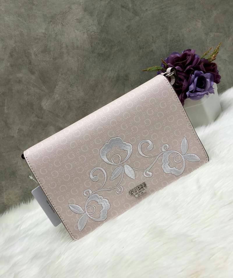 GUESS Embroidery Shoulder Bag กระเป๋าไหล่หรือ crossbody วัสดุหนังแกะเทียม น้ำหนักเบา ตัวกระเป๋าเพ้นท์ลายตัวG ทั้งใบ พร้อมปักรูปดอกไม้ด้านหน้า มาให้ งานปักละเอียด สวยมากๆ ค่ะ เปิดปิดกระเป๋าแบบฝาปิด แม่เหล็ก ใข้งานง่าย ด้านในโล่ง ใส่ ipad mini ได้ และมีช่อง