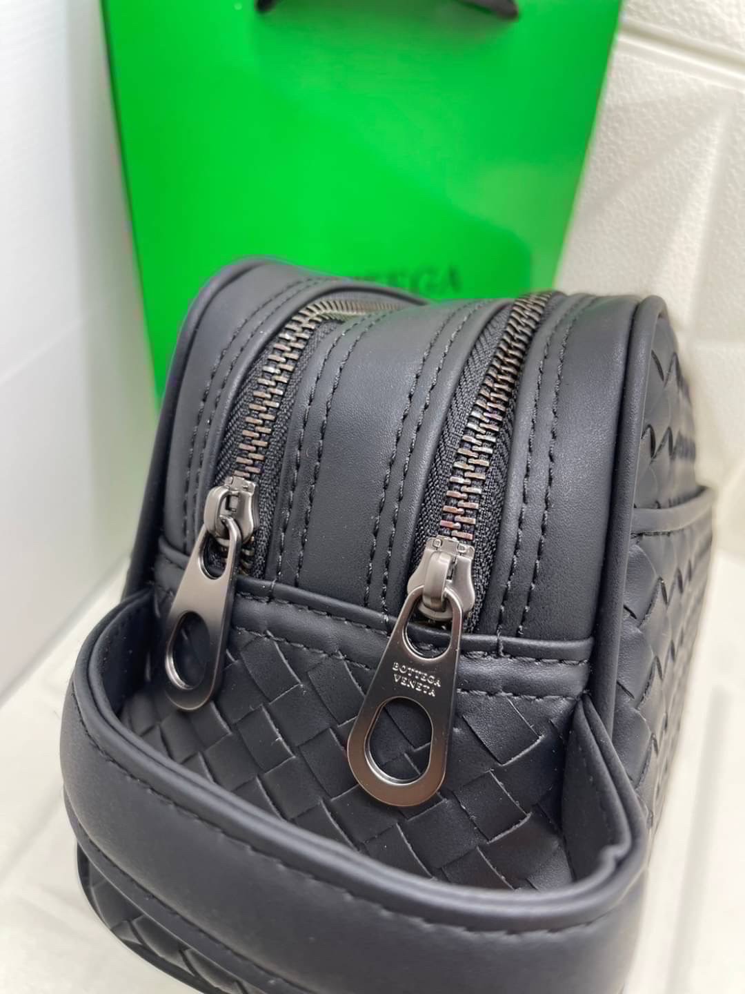 2Zip Bottega Veneta Intrecciato Travel Pouch กระเป๋าทรงพอชพร้อมหูจับในตัว รุ่นยอดนิยม สวยหรูคลาสสิค ดีไซน์หนังสานตารางโดดเด่นเป็นเอกลักษณ์ที่คงความเรียบหรูดูแพงไว้อย่างลงตัว กิมมิคที่ใครๆก็อยากเป็นเจ้าของ