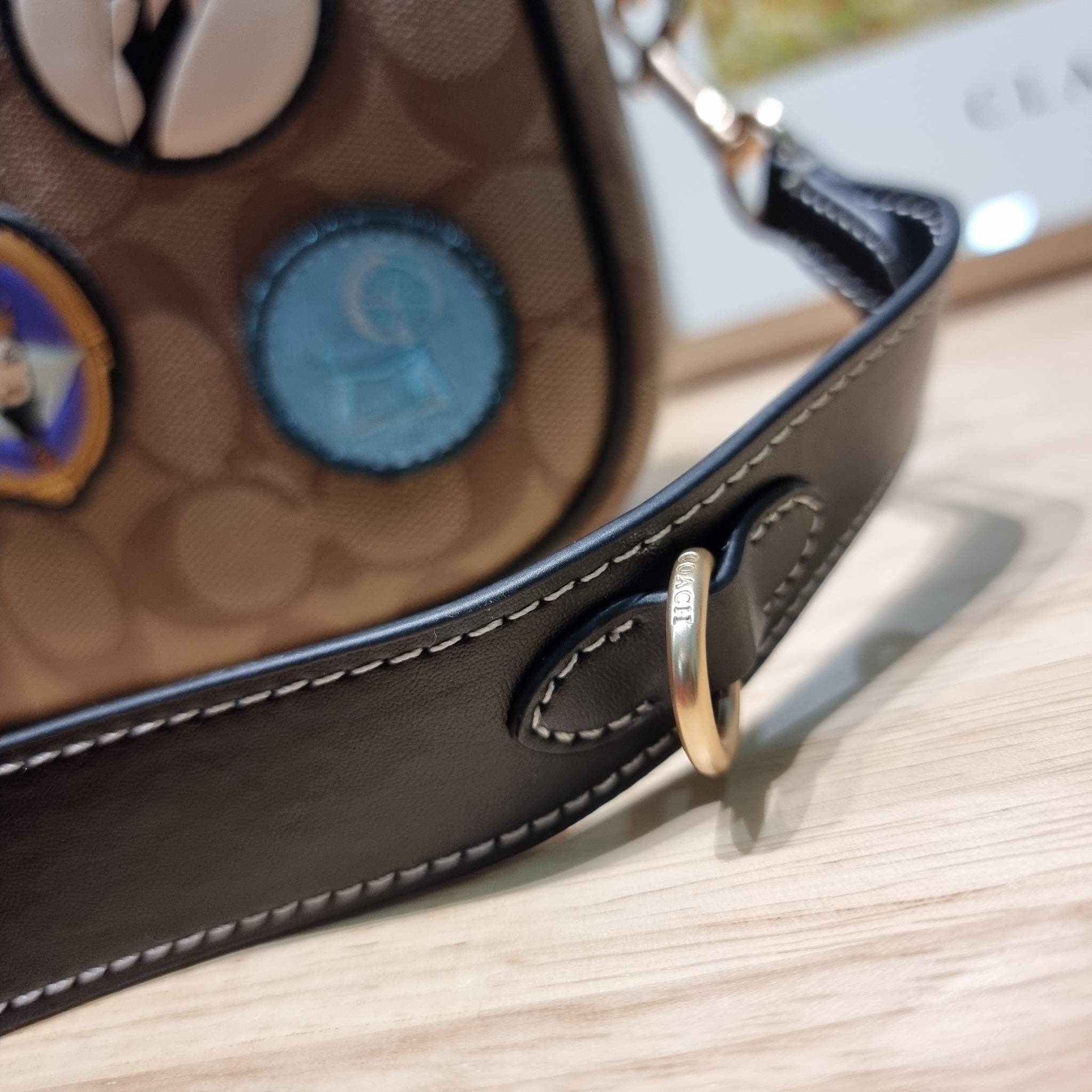 Coach Disney X Coach Jamie Camera Bag In Signature Canvas With Patches CC151 คอลใหม่ เอาใจสายยัยตัวร้าย ดีไซน์รวมเหล่าตัวแสบจากดิสนีย์ กับกระเป๋าสะพายข้าง สวยอยู่ทรง โดดเด่นด้วยลวดลายบนผืนหนัง วัสดุหนังแคนวาสตัดสลับหนังแท้ เปิด-ปิดด้วยซิป ใช้งานง่าย ดูผู้