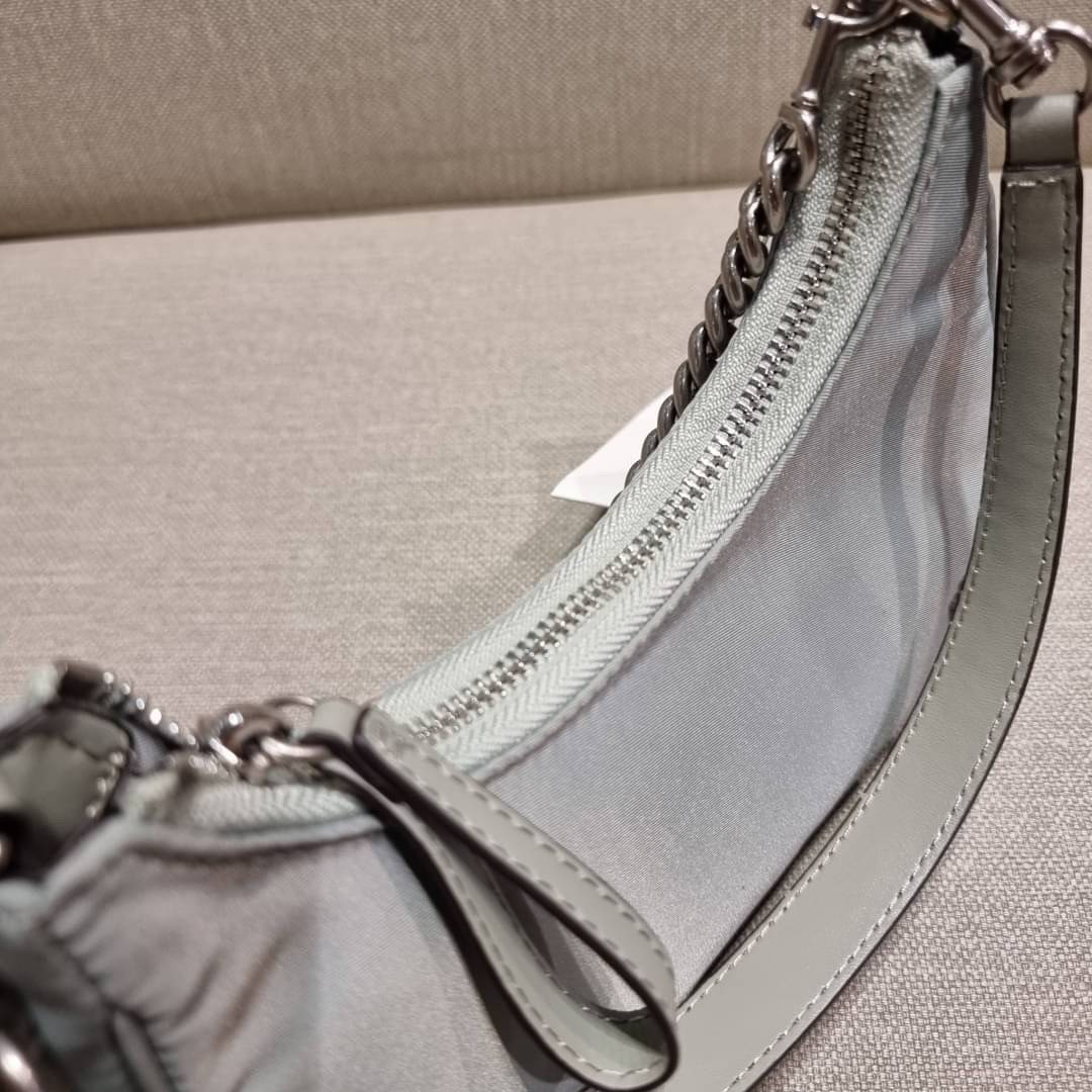 TORY BURCH MERCER NYLON SMALL SHOULDER BAG ใหม่ก่อนใคร!! กับคอลหวานๆ สดใสๆ กระเป๋าสะพายทรงโฮโบ ขนาดกะทัดรัด ฟังก์ชั่นการใช้งานจัดแบบเต็มที่ ด้วยสายสะพายถึง 3 เส้น สายโซ่คล้องแขน สายหนังแบบสั้นคล้องไหล่ และสายสปอร์ตเส้นใหญ่ ดูดี!! คุ่มแค่ไหนคิดดู!! วัสดุผ้