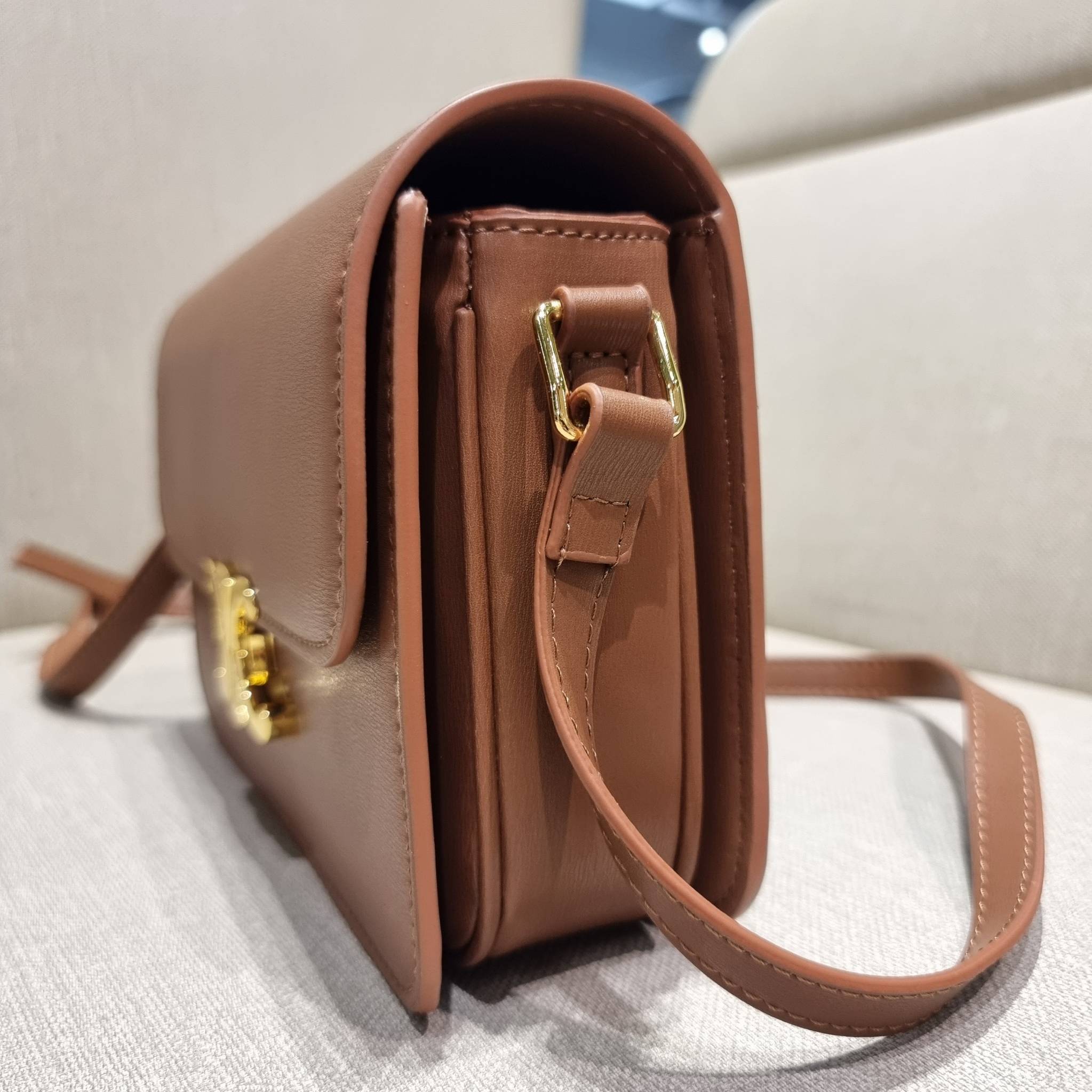 VIP 🥂 CELINE CLASSIQUE TRIOMPHE BAG IN SHINY CALFSKIN ไอเท็มสุดคลาสสิค ที่ขาดไม่ได้ กระเป๋าสะพายทรงสวยคลาสสิค แฝงความผู้ดี ที่ใช้ได้ทั้งชายหญิง วัสดุหนังแท้ เปิด-ปิดด้วยตัวกดล็อค สะดวกใช้มาก ภายในเป็นช่องโล่ง เก็บของได้เป็นสัดส่วน และยังมีช่องซิปใ