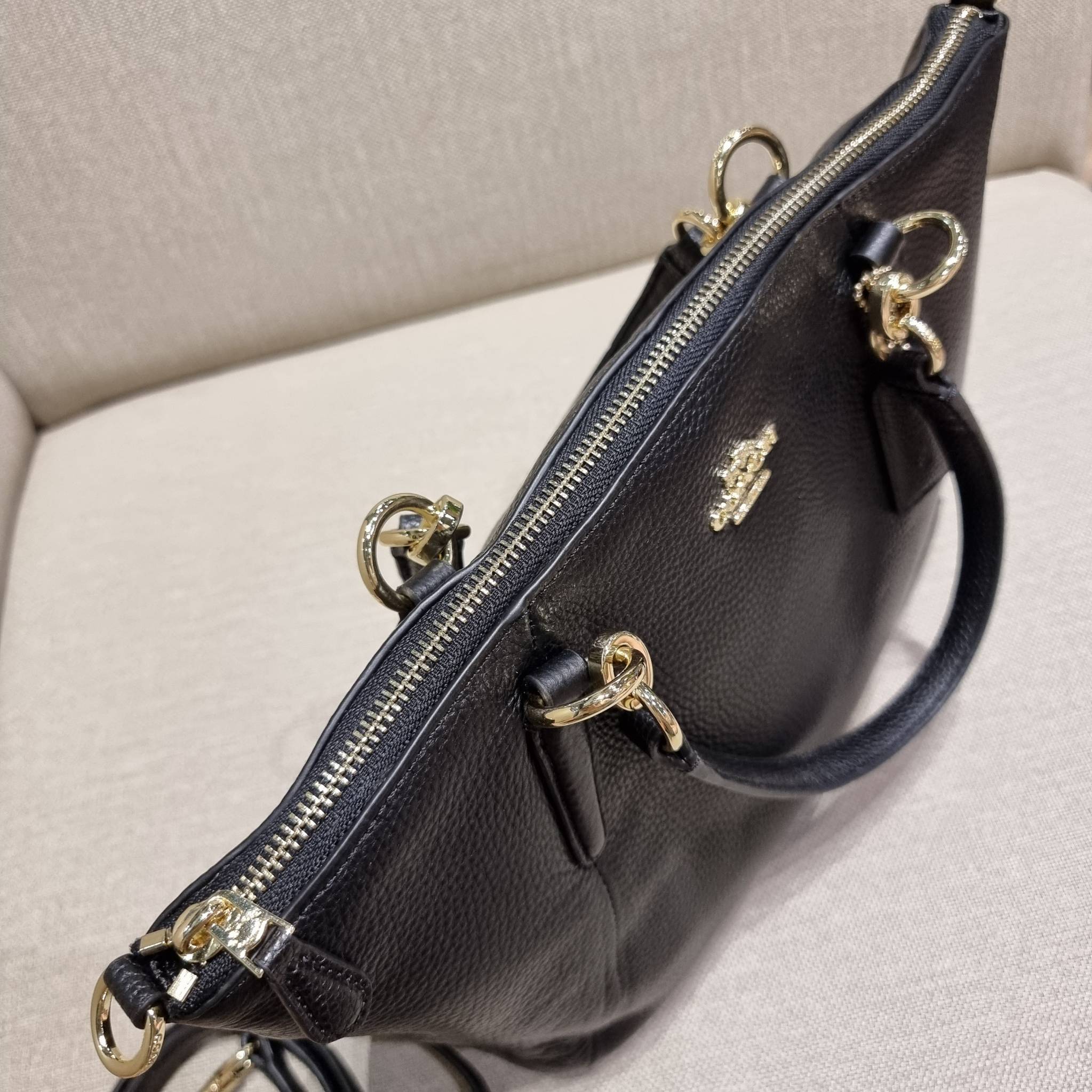 COACH F36675 SMALL KELSEY SATCHEL กระเป๋าถือ/สะพายข้าง ทรงพัดรุ่นคลาสสิค ขายดีทุกรอบ ด้วยรูปทรงที่สวย ใช้งานง่าน มีหูจับในตัว และสายครอสมาให้ วัสดุหนัง pepble สัมผัสดี (หนังจะมีรอยกดทับบ้าง ใช้งานเรื่อยๆหนังจะฟูขึ้นปกติ) เปิด-ปิดด้วยซิป รูดใช้งานง่าย ภายใ