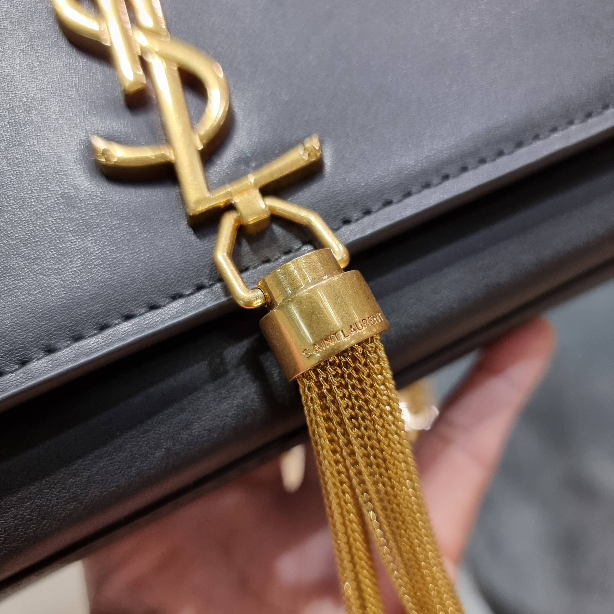 Yves Saint laurent small kate bag สุดหรู ทรง woc ที่แสนจะฮอตปรอทแตก ดีไซน์เรียบ แต่แอบมีดีเทลความหรูที่พู่ห้อยสีทองโดดเด่น เพิ่มความแพงอีกหนึ่ง วัสดุหนังแท้สัมผัสดีงาม ใช้งานง่ายเพียงแค่เปิด-ปิดด้วยกระดุมแม่เหล็ก ภายในเป็นช่องโล่ง มีช่องใส่บัตร ใส่มือถือ 