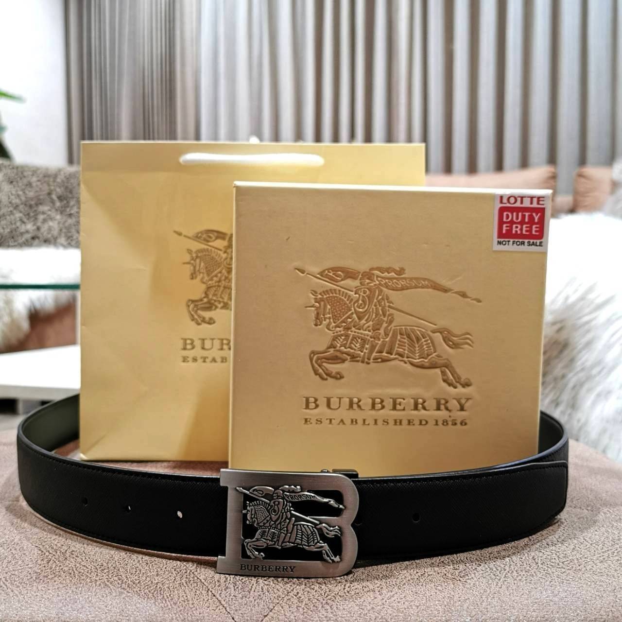 Burberry Leather Belt VIP Gift With Purchase (GWP) เข็มขัดหนังแท้ดีไซน์สวยหรูคลาสสิคพรีเมี่ยมกิ๊ฟ Limited Edition จาก Burberry DutyFree Counter โดดเด่นที่หัวเข็มขัดโลโก้แบรนด์พร้อมสายเข็มขัดหนังแท้ Saffiano สีดำสุดคลาสสิคเอ้าได้กับทุกชุดไม่มีเอ้าท์ ใน Ori