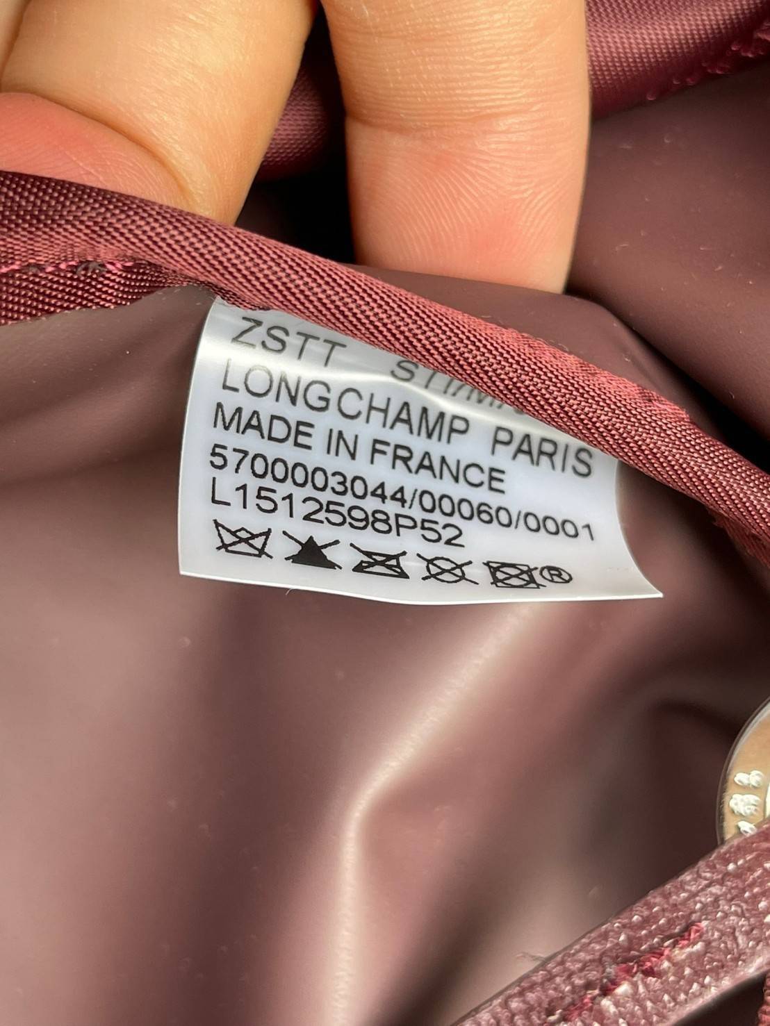 Longchamp LE PLIAGE NÉO TOP HANDLE BAG อีกหนึ่งรุ่นยอดนิยม ที่สาวๆ ต้องมีไว้เก็บไว้สักใบ กระเป๋าโท้ทใบนี้ มาพร้อมกับสีที่มีสไตล์เรียบง่าย มีสายสะพายยาวปรับสั้นยาวได้ช่วยให้คุณสามารถสะพายไหล่ได้อย่างสบาย ในตัวสายปักโลโก้อันเป็นสัญลักษณ์ ในขณะที่ที่ปิดแบบซิ