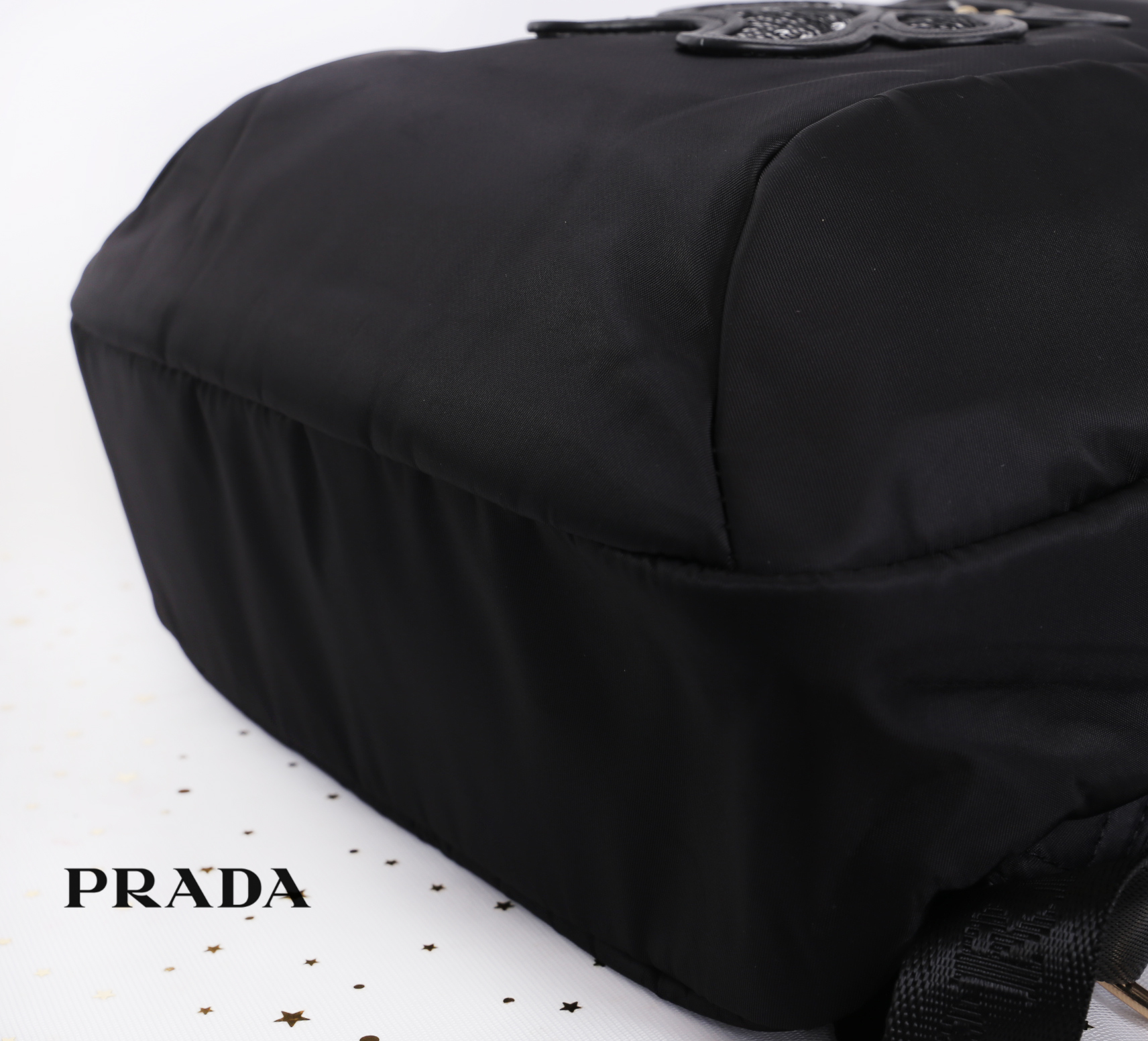 PRADA NYLON Bear BACKPACK กระเป๋าสะพายเป้ Premium gift จากเคาน์เตอร์ต่างประเทศรุ่น Limited edition วัสดุเป็น Nylon เนื้อหนาคุณภาพดีตามแบบฉบับของแบรนด์ ขนาดกำลังดี น้ำหนักเบา ด้านหน้าเป็นลายหมีปั๊กกลิ้ตเตอร์โลโก้แบรนด์ อะไหล่ทองหรูภายในซับ Polyester 100% ม