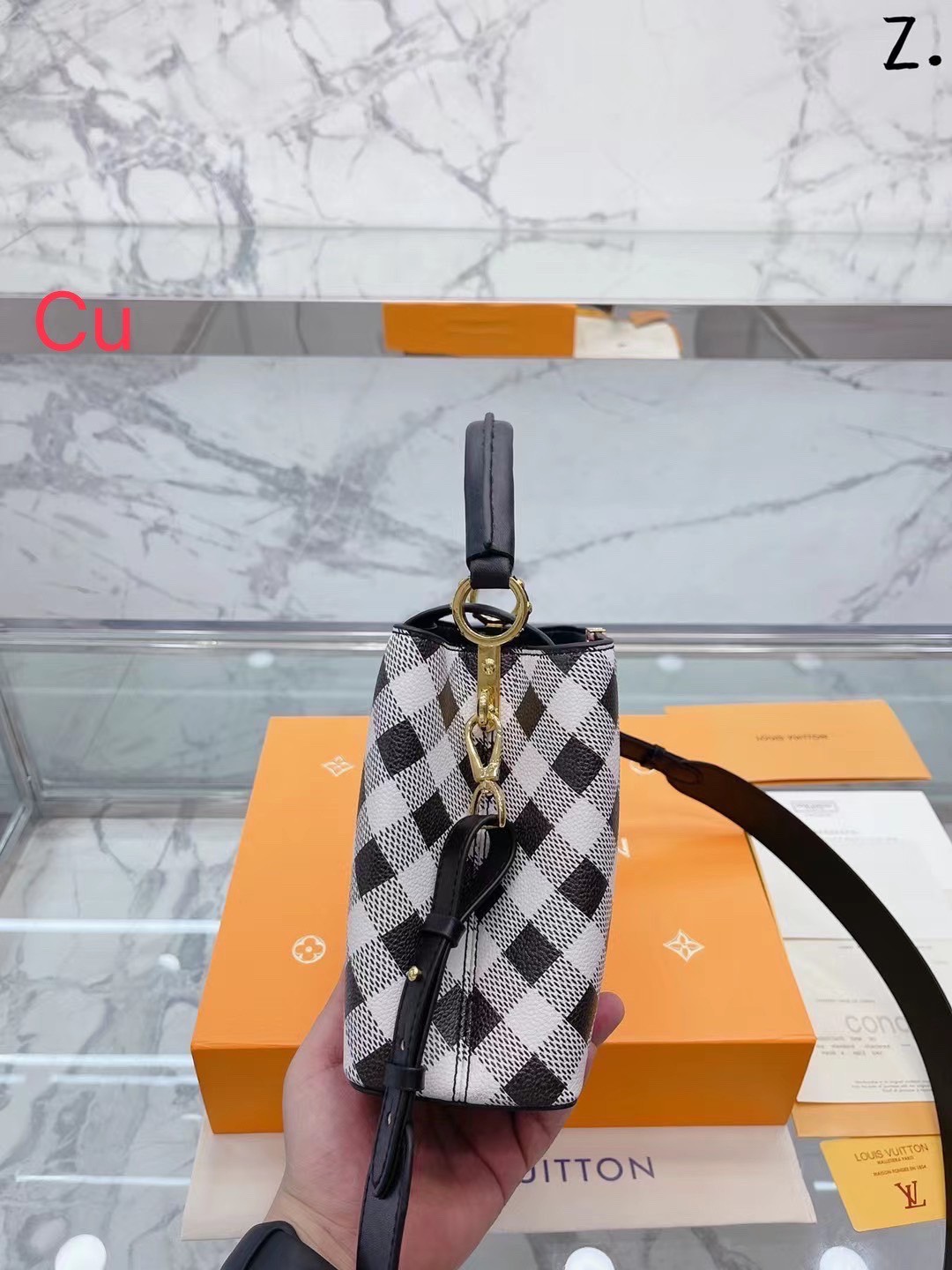 LV Capucines BB Vichy handbag / LV Bag พร้อมส่ง กระเป๋าถือสุดหรู ดีไซน์ทรงคลาสสิค ดีงามม้ากกกก!! มาพร้อมหูจับในตัว **ราคาพิเศษสุดคุ้ม งานสวยเกินราคา