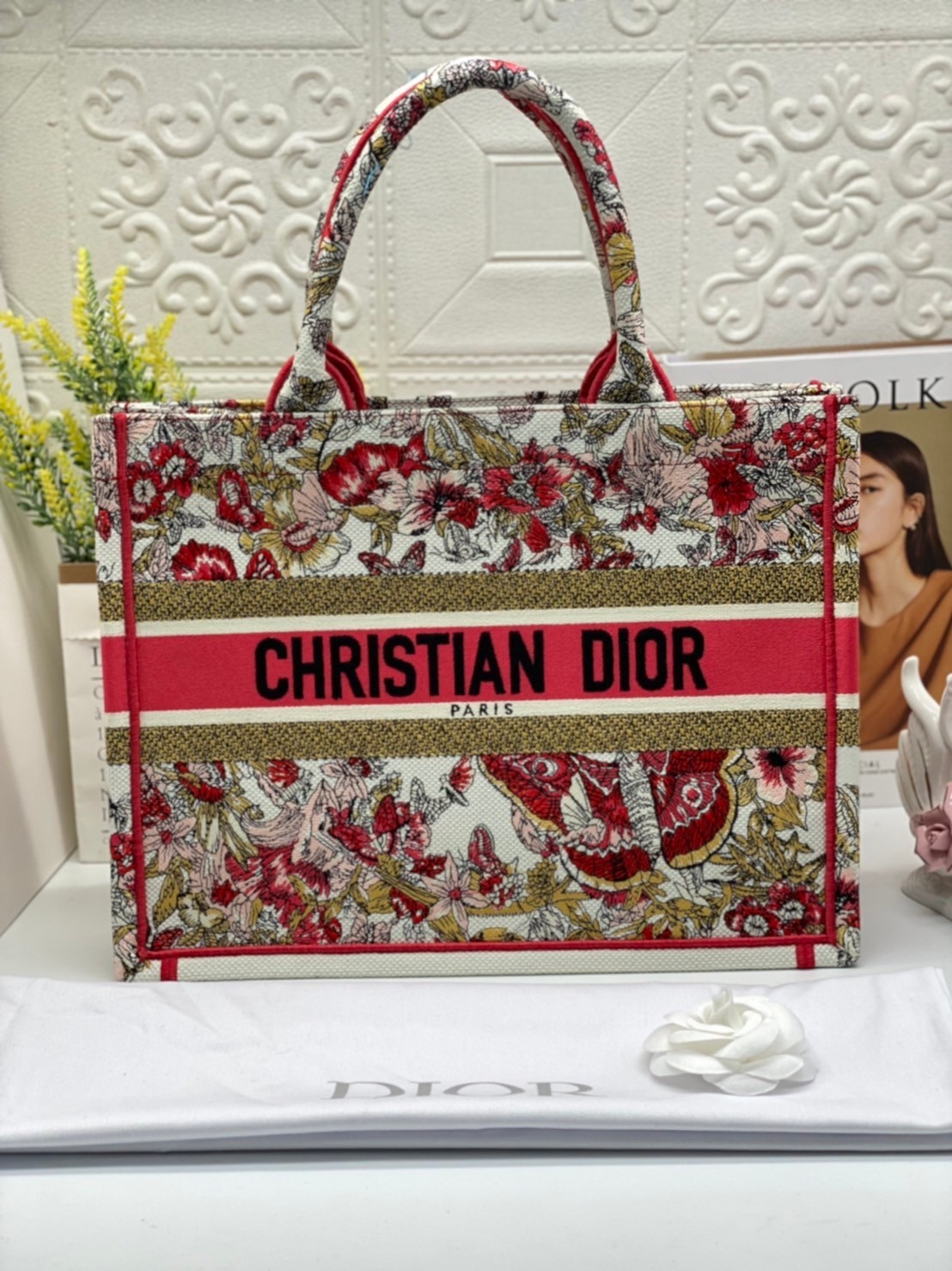 CHRISTIAN MEDIUM DIOR BOOK TOTE เอกลักษณ์ของความหรู เป็นทางช็อปปิ้งBag ที่ต้องมี ภายในโล่งกว้างมาก ใส่ของแบบแน่นๆ จุๆไปได้เลย น้ำหนักเบาสบาย งานออริปักขึ้นรูปสวยมาก มี code stamp พร้อมส่งที่ไทย ภาพสินค้าถ่ายจากงานขายจริง ใช้งานต่างประเทศได้ค่ะ