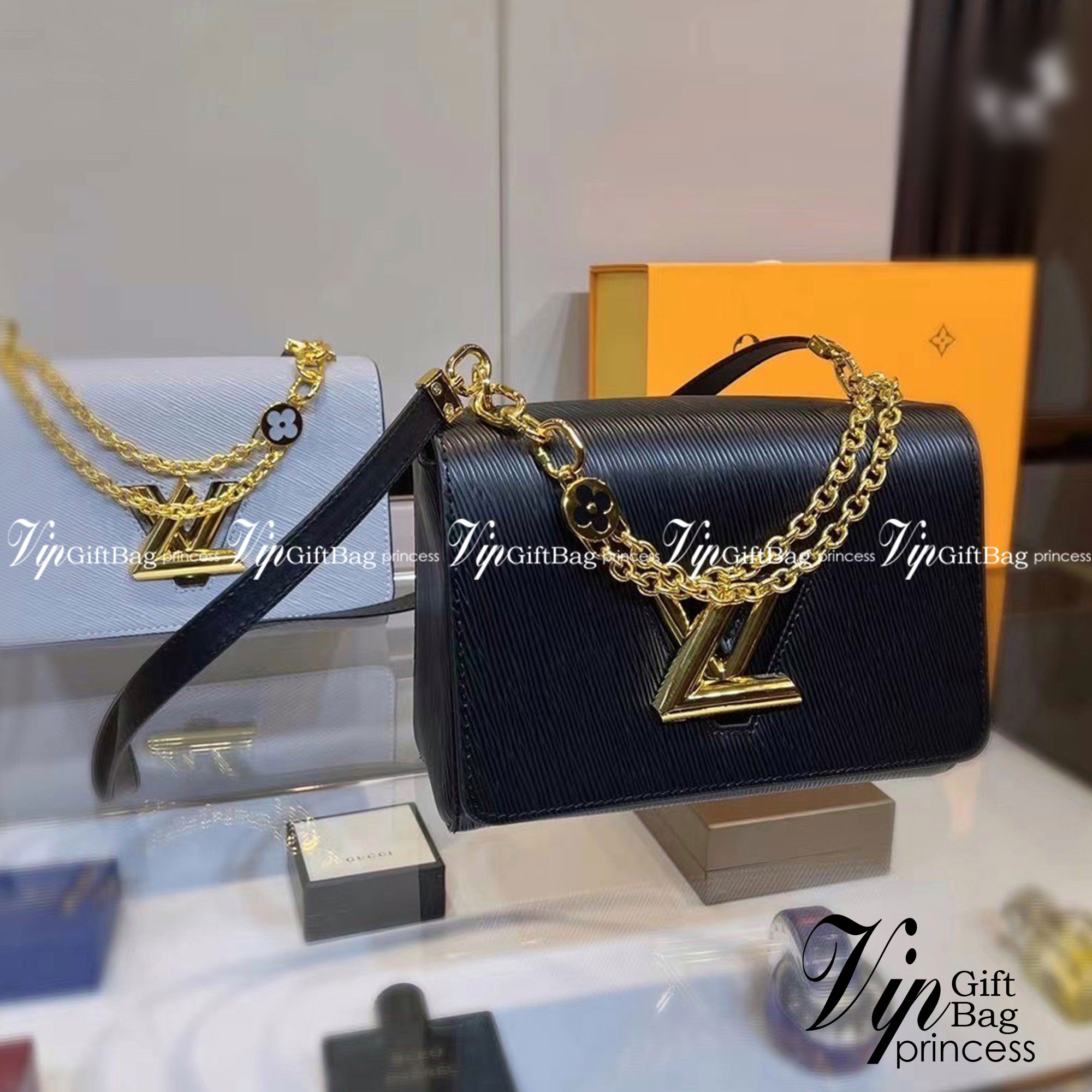 LOUIS VUITTON Twist MM Epi Leather Handbags / LV Twist MM หนัง Epi ลายเกรน ตัวล็อก LV Twist สีทองไอคอนิกช่วยเติมเต็มความสมบูรณ์แบบให้กับกระเป๋าได้อย่างลงตัว เหมาะสำหรับการใช้งานเป็น everyday bag หรือถือออกงานก็สวยเลยค่ะ