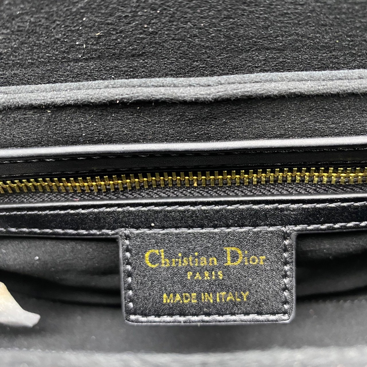 DIOR CD Signature Bag with Strap / CD OVAL CAMERA BAG / Dior Camera Bag ดีไซส์ใหม่ล่าสุด บ่งบอกถึงความหรู แต่ใช้งานได้โอกาส ใช้ได้ทั้งชายหญิง กระเป๋าสะพายทรงกล้อง ขนาดกะทัดรัด ไซส์สะพายคล่องตัว สีผู้ดีมากๆ
