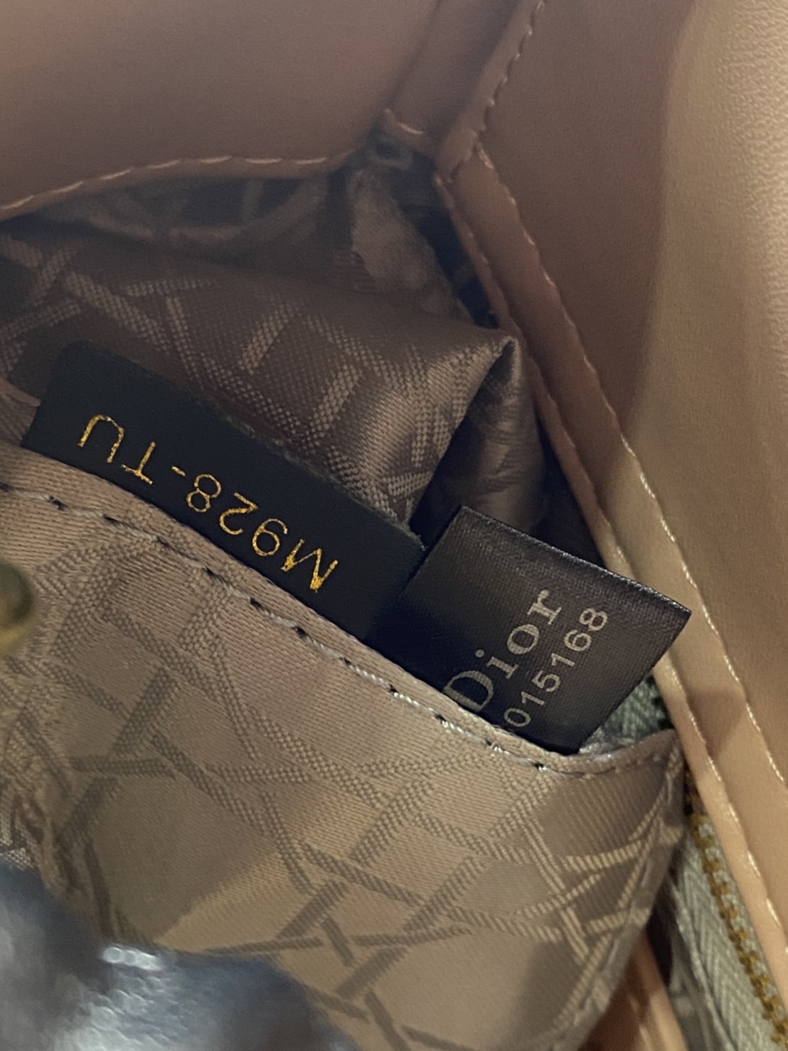 หนังแท้ DIOR LADY BAG 20cm ความสง่างามอีกหนึ่งรุ่นของ Dior รูปทรงสีเหลียม ขนาดกระทัดรัด ตั้งอยู่ทรง ฐานกระเป๋าแข็งแรง มีหมุดรองฐาน ดีไซน์ที่มีเอกลักษณ์เฉพาะตัว ด้านหน้าตกแต่งด้วยตัวอักษร D.I.R ห้อยเป็นพวงกุญแจ จะถือด้วยมือหรือสะพายไหล่ก็ดูดีมากๆ ค่ะ