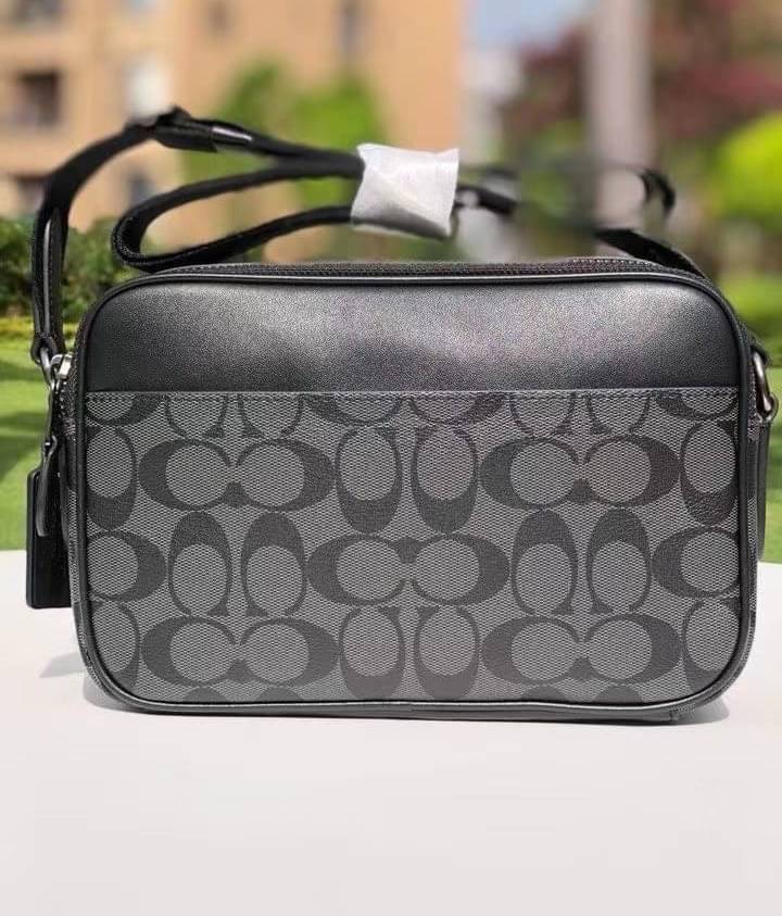 COACH GRAHAM CROSSBODY IN SIGNATURE CANVAS (COACH C4149) กระเป๋าครอสบอดี้รุ่นยอดฮิตสำหรับหนุ่มๆ ที่สาวๆก็ใช้ได้!! รูปทรงดีไซน์คลาสสิค ใช้งานสะดวก วัสดุหนังแคนวาสเคลือบลาย เปิด-ปิดด้วยซิป ภายในเป็นช่องโล่ง ใส่ของสำคัญได้ครบ สายสะพายปรับได้ตามตัว มีมาให้ช้อ
