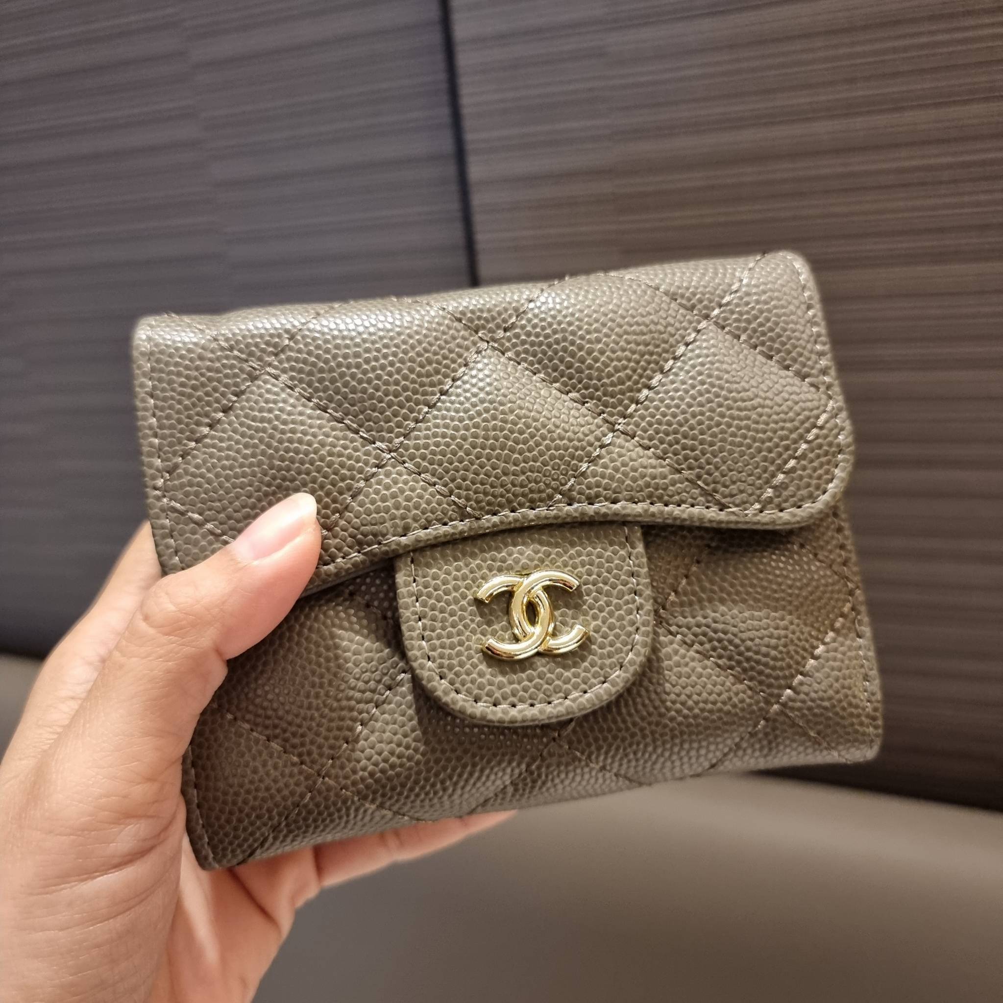 VIP 】มาแล้วจ้า!! รุ่นแนะนำ!! ฮิตติดใจสาวๆ!! กระเป๋าสตางค์ใบสั้นรุ่นฝาพับ จาก Chanel premium for gift เรียบหรู ดูไฮน์ วัสดุหนังสังเคราะห์ลายคาร์เวีย ด้านในเป็นหนังซาฟเฟียโน่ เปิด-ปิดด้วยกระดุมแม่เหล็ก ภายในกระเป๋ามีช่องใส่บัตร ใส่ธนบัตรได้ ดีไซน์เรียบหรูตา