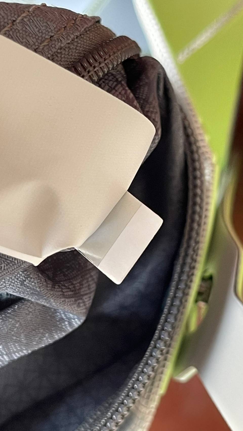 ORIGINAL 🌸 BAO BAO ISSEY MIYAKE LUCENT 6X6 matte tote bag เป็นซีรีส์ที่โดดเด่นด้วยโทนสีสว่าง โดดเด่นด้วยลักษณะต่างๆ เช่น ตาข่ายสว่างที่มองเห็นได้ผ่านช่องว่างระหว่างชิ้นสามเหลี่ยม