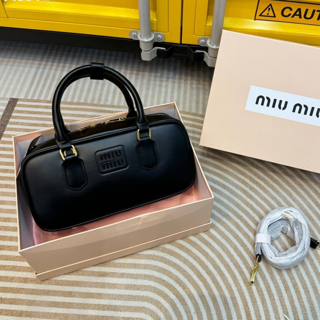 MIU MIU Arcadia leather bag กระเป๋าถือ/สะพายสุดชิคมากในตอนนี้ ดีไซน์เรียบแต่มากมีอยู่จริง สวยดูแพง แมทชุดได้ง่ายสุด มินิมอลมินิใจ หูจับในตัวง่ายและสะดวกพกพา มาพร้อมสายสะพายข้างให้อีก