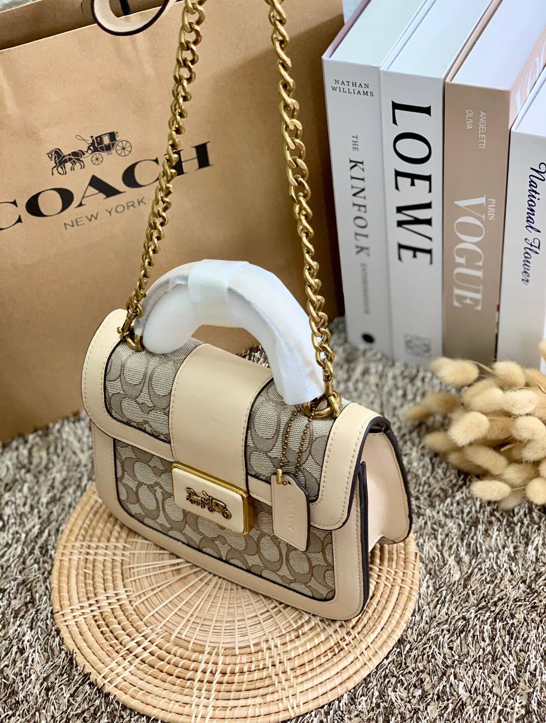 ใบจริงสวยหรูมากๆค่ะ💥 COACH ALIE TOP HANDLE IN SIGNATURE JACQUARD ((C4822)) พร้อมส่งที่ไทยค่ะ! กระเป๋าหิ้ว//สะพายข้าง วัสดุ Jacquard+หนังแท้ได้ลงตัวสวยงามมากๆค่ะ คลาสสิคสุดๆ เปิดปิดกระเป๋าแบบกดล็อค ช่องหลักกางออกได้กว้างสามารถใส่กระเป๋าเงินใบกลางได