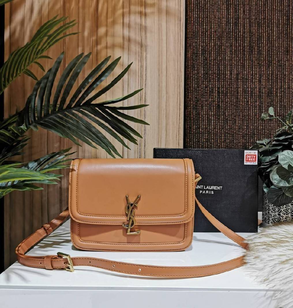 VIP 】YVES SAINT LAURENT BAG VIP GIFT WITH PURCHASE (GWP) Must Have! พร้อมส่งความสวย..items หายาก! พรีเมี่ยมกิ้ฟ Limited จาก YSL DUTY FREE COUNTER วัสดุหนังแท้ Calf skin ทรงสี่เหลี่ยมหนังสวยหรูอยู่ทรงเปิดปิดด้วยฝาปิดโลโก้แบรนด์อะไหล่ทอง ภายในโล่งมีLogo มีช