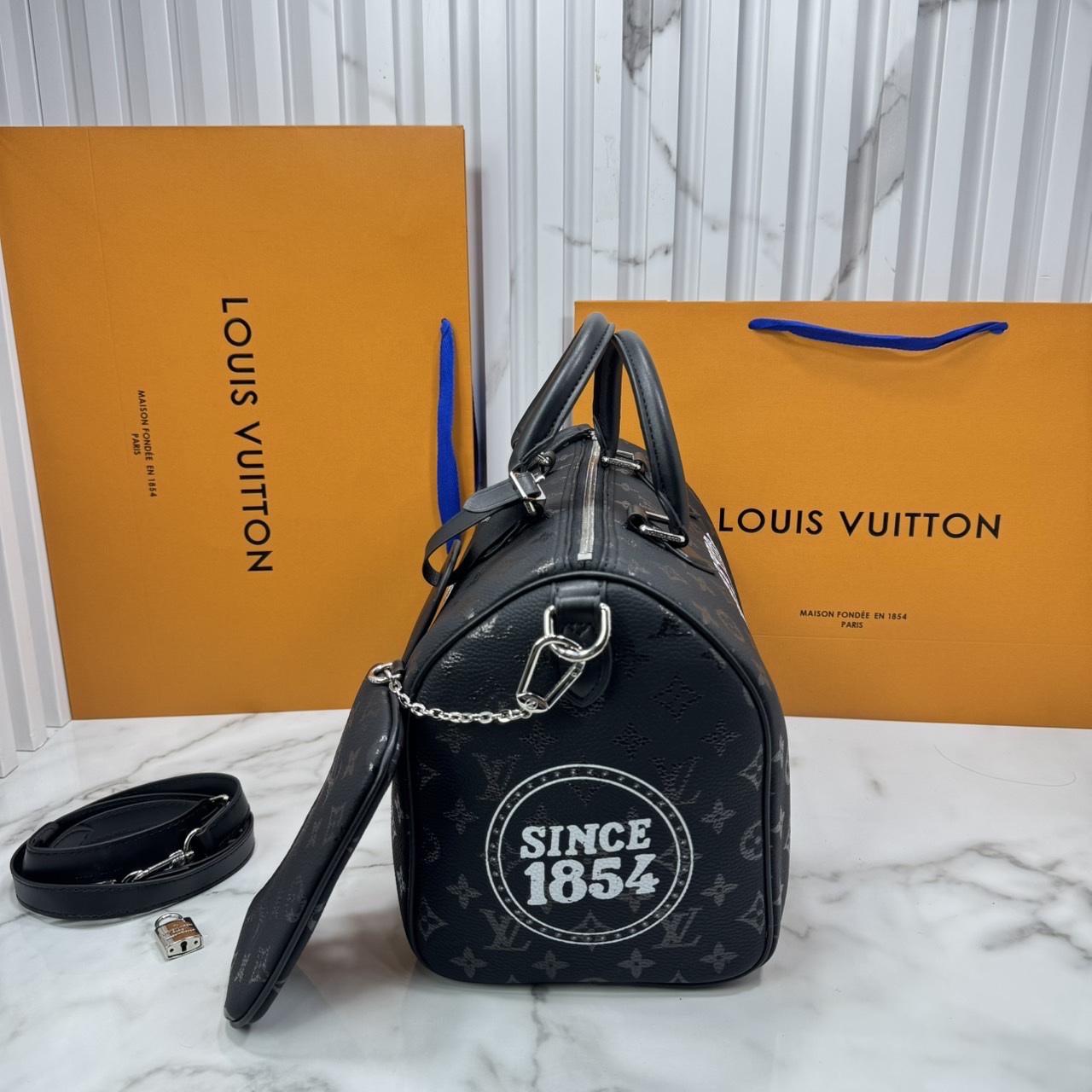 ORI หนังแท้ | LV Speedy P9 Bandoulière 30 Jackets กระเป๋าสะพายทรงหมอนสปีดี้ หนังสีดำ ประดับหมุดกระดุม ภายในบุหนังสีแดงแบบควิลต์งดงามสมบูรณ์แบบ