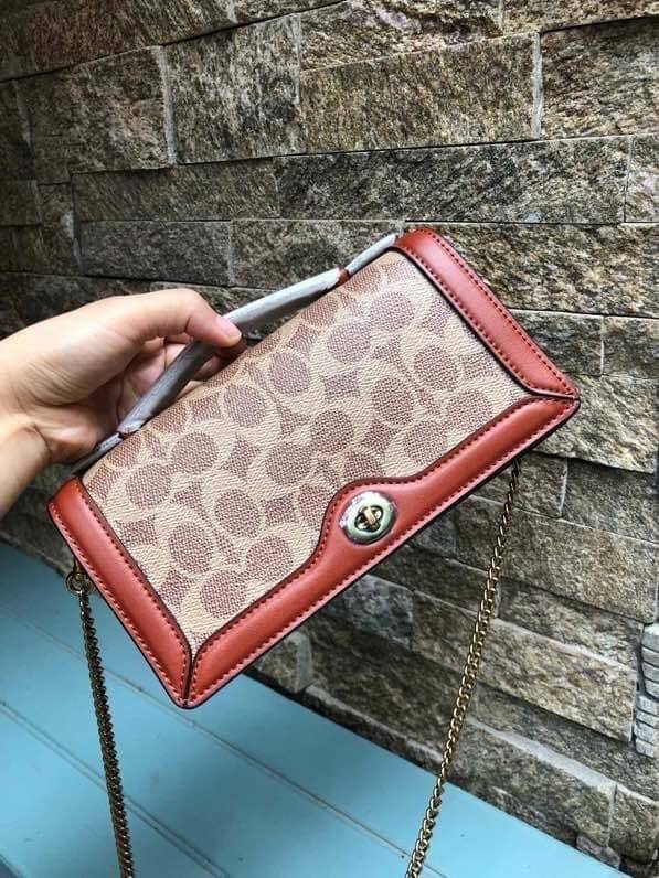 ของแท้ 💯% Coach Riley Chain Clutch In Colorblock Signature Canvas
