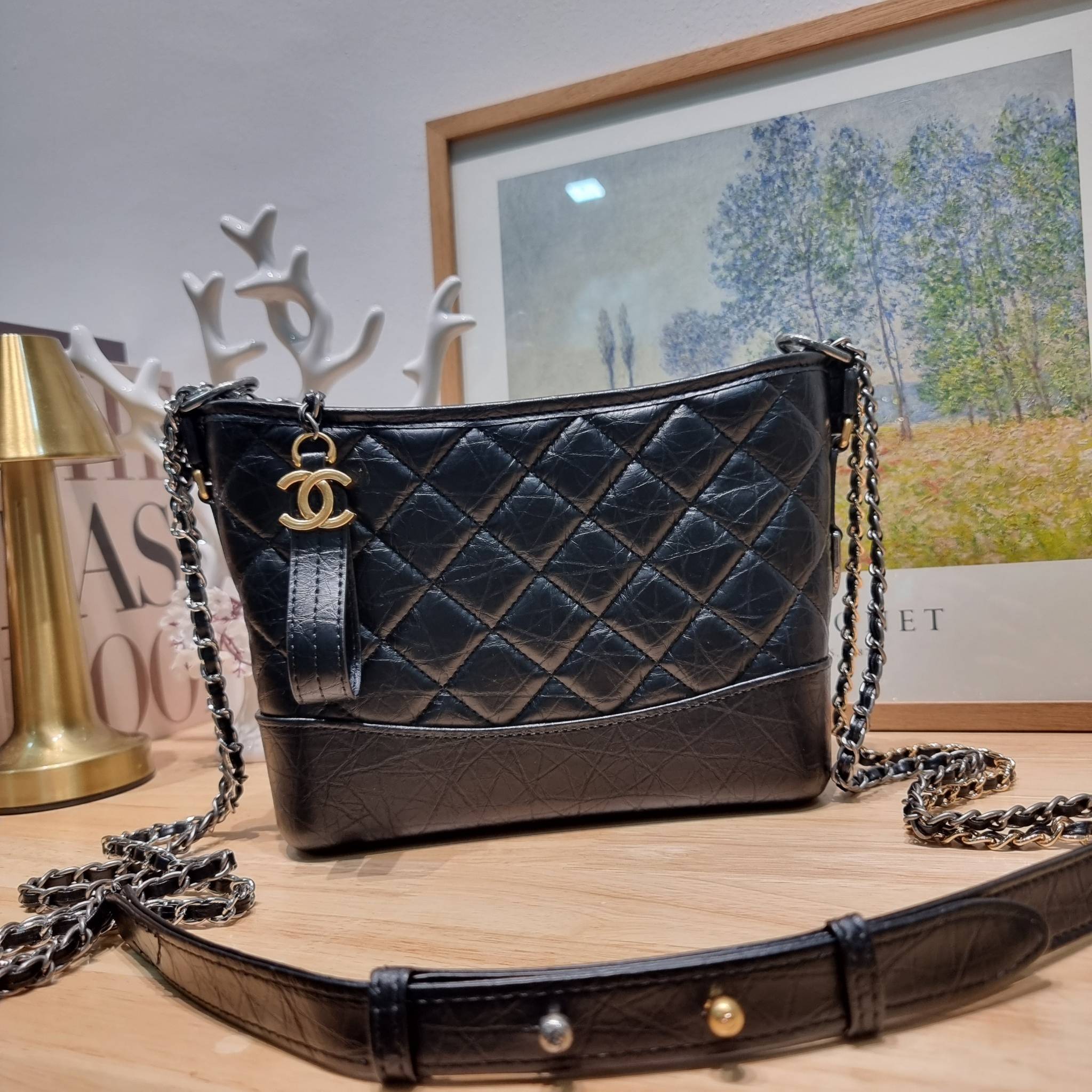 CHANEL Gabrielle Bag Medium สวยคลาสสิค No.1 ต้องยกให้ไอเท็มนี้เท่านั้น กับกระเป๋าสะพายซิกเนเจอร์ ดีไซน์ไม่เหมือนใคร เป็นเอกลักษณ์