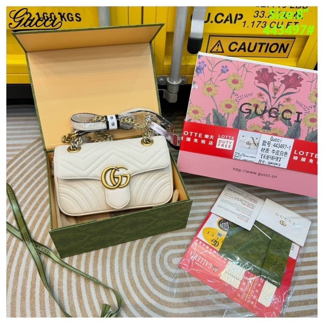 GUCCI GG Marmont shoulder bag กระเป๋าสะพายข้างรุ่นคลาสสิค สะพายขับผิว ดูแพง อัพลุคได้สบายๆ เปิด-ปิดด้วยตัวกดล็อคแน่นหนา ด้านหลังดีไซน์รูปหัวใจ