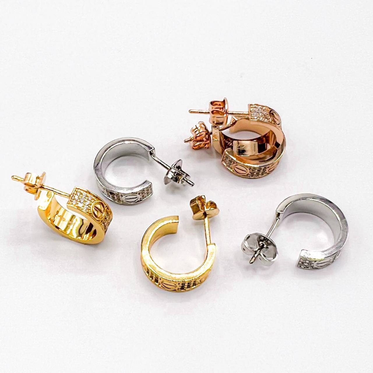 CARTIER LOVE EARRINGS ต่างหูคาเทียร์ รุ่น LOVE มีเพชร พร้อมกล่อง ภาพถ่ายจากงานจริง งานปั้มวัสดุโลหะเคลือบขึ้นเงาตามรูป ใช้งานต่างประเทศได้