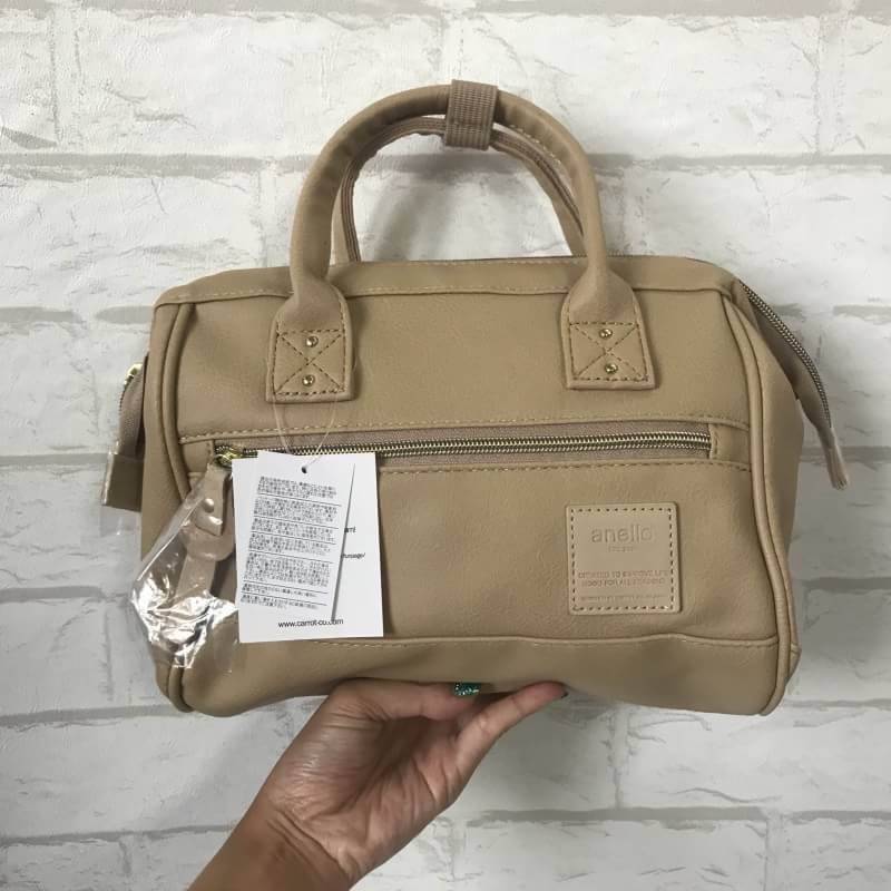 มาใหม่ชนช็อป Anello Boston Bag PU 2 way รุ่นสุดฮิตแห่งปี Anello Boston Bag ใหม่ล่าสุด รุ่น PU หนังนิ่มสวย ทรงนี้ฮิตอยู่แล้ว พอมีรุ่นหนังออกมา ก็ยิ่งขายดีมากๆค่ะ รูปทรงสี่เหลี่ยม ใบขนาดกลางกำลังดี มาพร้อมสายสะพายยาวที่ปรับระดับได้ free หนังสวยมากๆ น้ำหนักเ