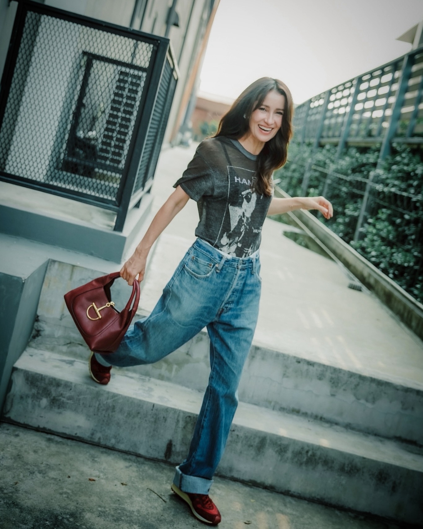 หนังแท้ | Gucci Softbit medium top handle bag โฉมใหม่ล่าสุด กับกระเป๋าสะพายรูปทรงใหม่เรียบหรูด้วยหนังลายเกรน ตกแต่งอะไหล่ Horsebit ครึ่งรูปขนาดใหญ่ด้านหน้าสวยหรูโดดเด่น สวยผู้ดี ดารา เซเลปใช้กันเพียบ