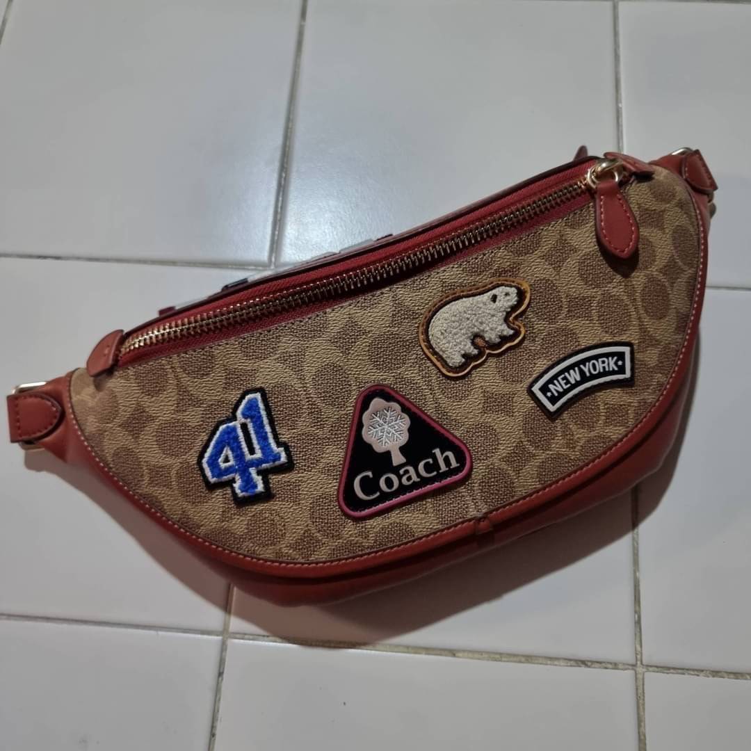 COACH C6678 LEAGUE BELT BAG IN SIGNATURE CANVAS WITH VARSITY PATCHES กระเป๋าคาดอกไซส์ใหญ่ คอลเลคชั่นที่ฮอตไม่เลิก กับดีไซน์สกีเรทโทร วินเทจ ขนาดสะพายกำลังเท่ คูลๆ ใช้งานง่าย ได้ทั้งหนุ่มๆและสาวๆ โดดเด่นด้วยแพทช์ที่สวยไม่ซ้ำใคร วัสดุหนังแคนวาสเคลือบลายสลับ