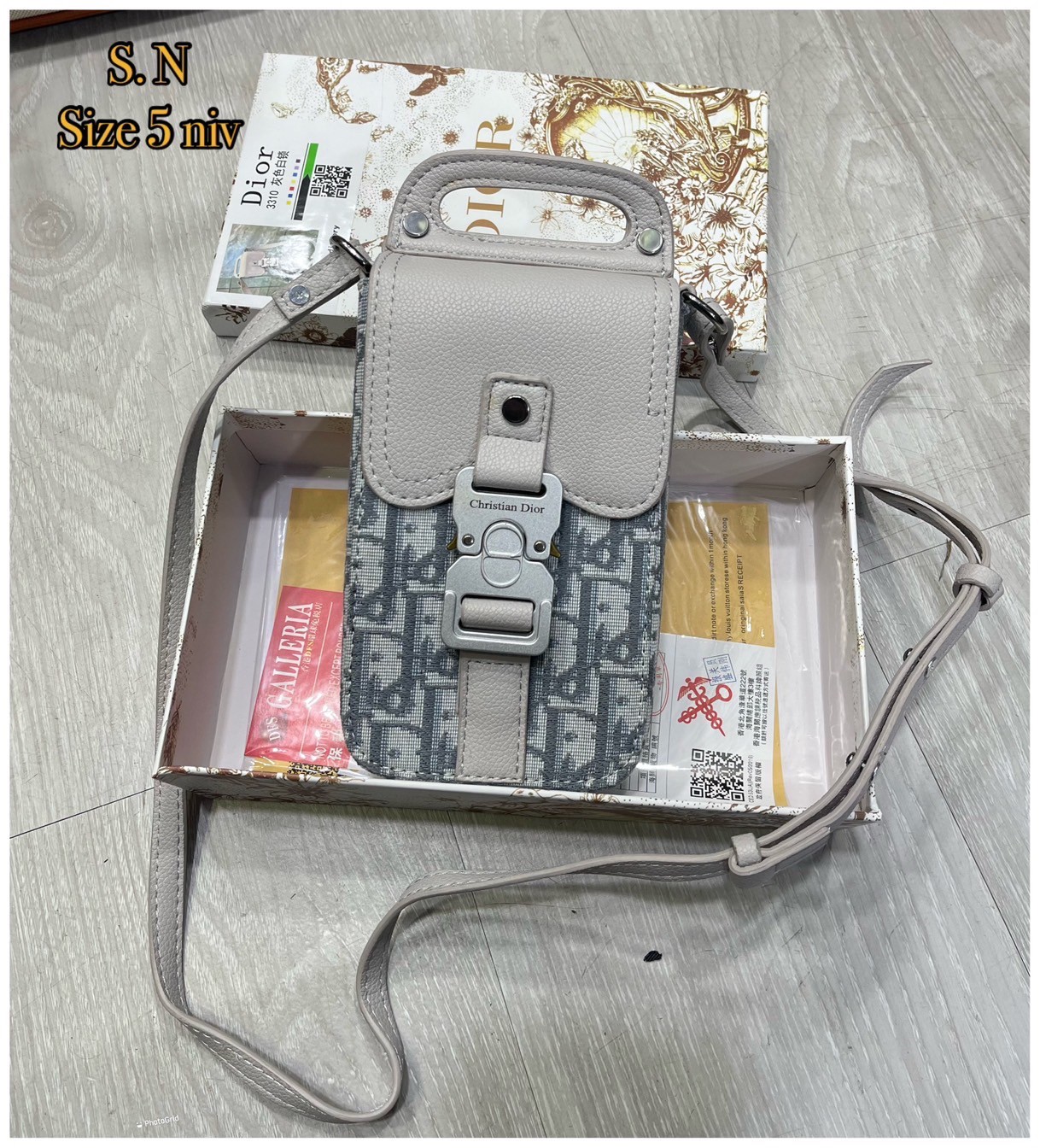 DIOR Phone Bag / DIOR Saddle Vertical Pouch With Strap Oblique Jacquard กระเป๋าสะพายใส่โทรศัพท์แฝงความหรูตามเอกลักษณ์แบรนด์ ได้ใจหนุ่มๆไปเลยใบนี้!! หลงรักตั้งแต่แรกเห็นมีอยู่จริง!! สะพายข้างคูลๆ พกพาไปไหนๆได้สะดวก คล่องตัวกว่าเดิม