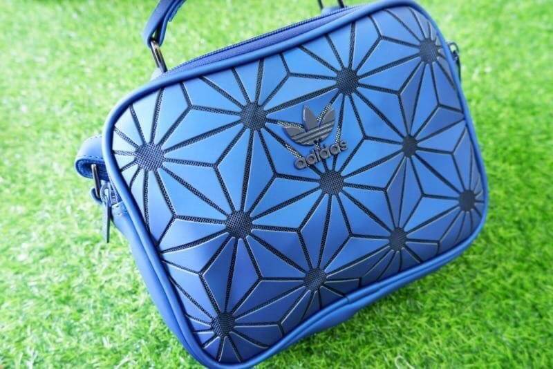 adidas mini airline bag *outlet* กระเป๋าสะพายข้างทรงสปอร์ต ด้านหน้าติดโลโก้แบรนด์ ดีไซน์ลาย 3D ด้านหลังเป็นหนังเรียบ มีช่องซิปสามารถใส่สิ่งของได้ รุ่นนี้เปิดปิดด้วยซิปคู่ ซิปปั๊มแบรนด์ทุกจุด ด้านในเป็นช่องกว้าง มีช่องซิป สายสะพายยาวสามารถปรับระดับได้ สาวก