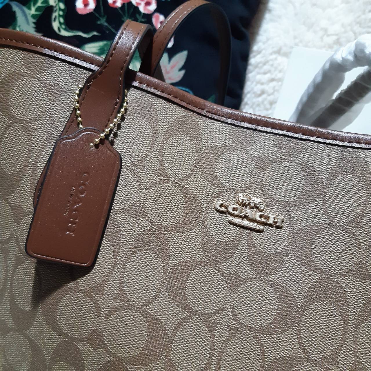 ของแท้ 💯% COACH C5696 CITY TOTE IN SIGNATURE CANVAS กระเป๋าถือทรงโท้ทใบใหญ่ ใส่ของได้ของครบครัน รุ่นใหม่ล่าสุด!! ⭐️⭐️ ขายดีทุกไซส์ ทุกสีจริงๆรุ่นนี้ ✔️✔️ สะพายคล้องไหล่ได้เก๋ๆ วัสดุหนังแคนวาสคุณภาพดี