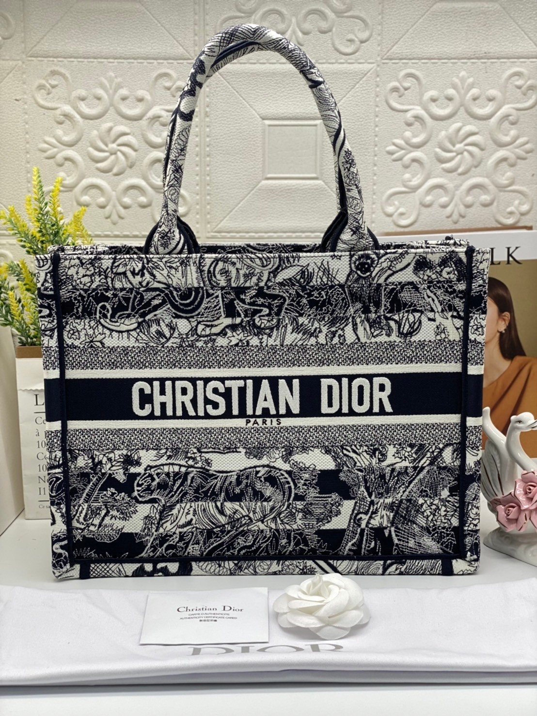 CHRISTIAN MEDIUM DIOR BOOK TOTE เอกลักษณ์ของความหรู เป็นทางช็อปปิ้งBag ที่ต้องมี ภายในโล่งกว้างมาก ใส่ของแบบแน่นๆ จุๆไปได้เลย น้ำหนักเบาสบาย งานออริปักขึ้นรูปสวยมาก มี code stamp พร้อมส่งที่ไทย ภาพสินค้าถ่ายจากงานขายจริง ใช้งานต่างประเทศได้ค่ะ