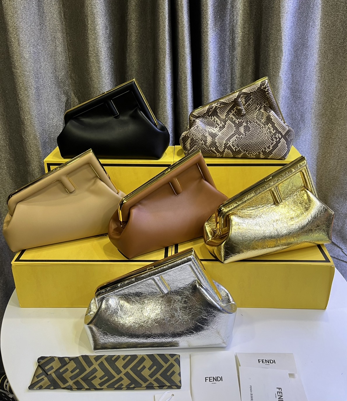 พร้อมส่ง 6 สี FENDI First Midi bag กระเป๋าทรงคลัชมาพร้อมสายสะพาย รูปลักษณ์สวยงามทันสมัย 🧡 เกรดออริจินอล 1:1 สลับแท้ ใช้งานต่างประเทศได้