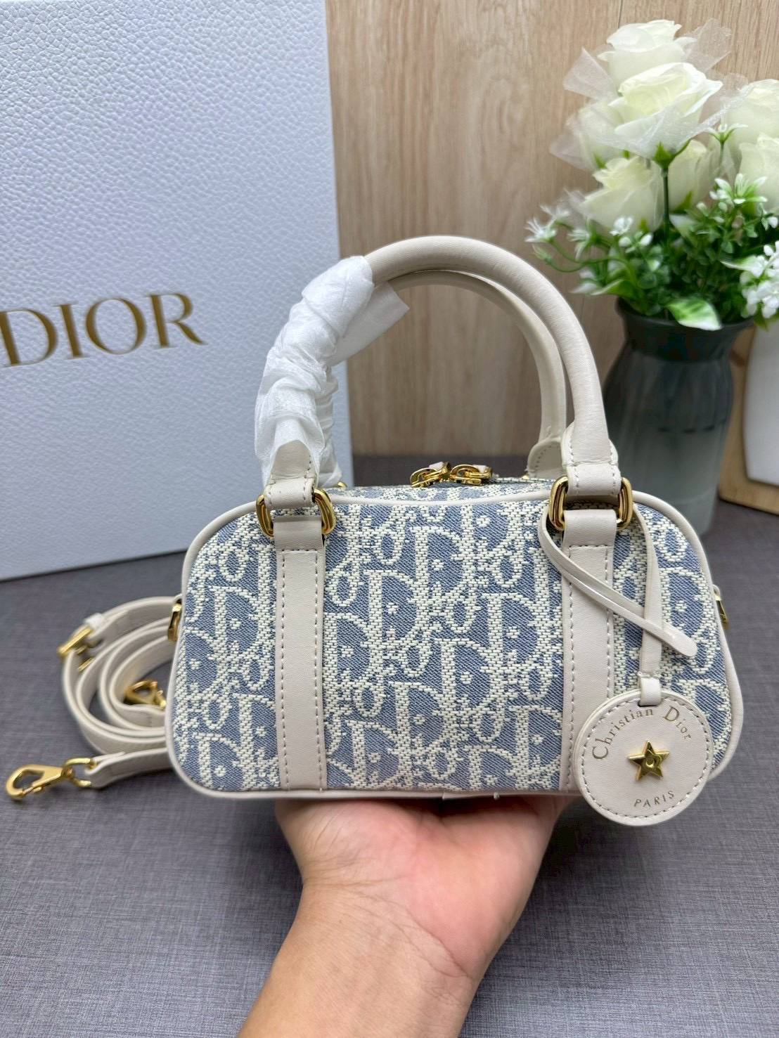 ORI หนังแท้ | DIOR D-Vibe East-West Nano Bag กระเป๋าทรงหมอนไซส์มินิน่ารัก ดีไซน์โบว์ลิ่งรูปทรงทันสมัยใช้งานง่ายจุของสำคัญได้ครบ สวยสง่างามเป็นเอกลักษณ์