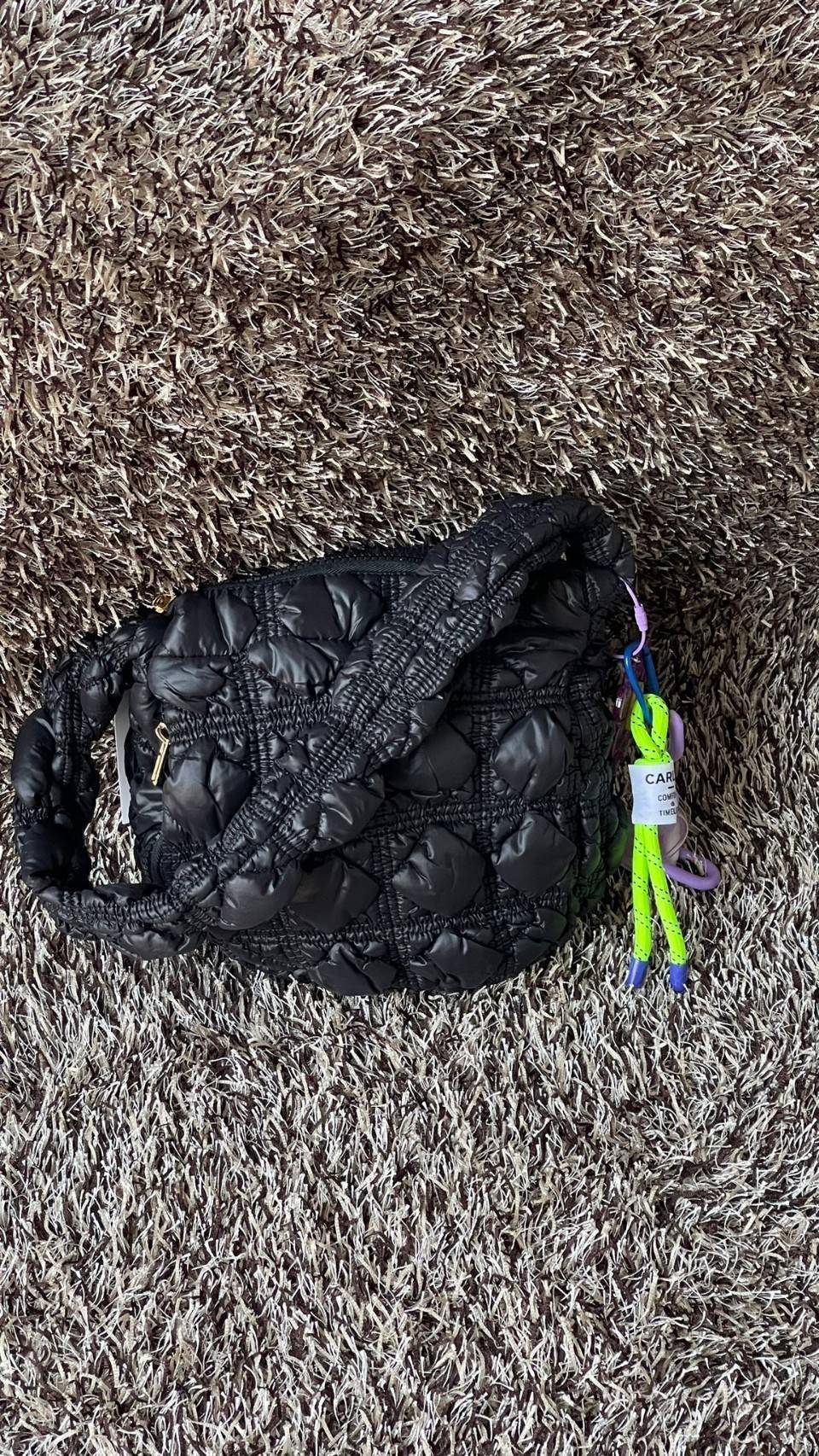 Carlyn Quilted Soft M Bag กระเป๋าสุดฮอตจากประเทศเกาหลี มีทรงที่กำลังพอดี ไม่เล็กหรือใหญ่เกินไป เลยสามารถใช้ในชีวิตประจำวันได้ง่าย ตัวกระเป๋านุ่มบุเหมือนผ้านวม น้ำหนักเบา