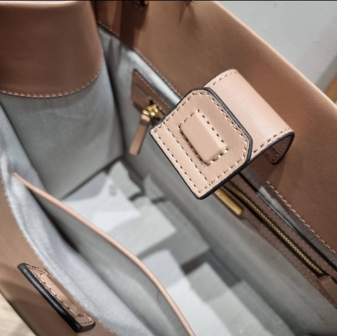 TORY BURCH ECO ELLA TOTE BAG / TORY TOTE BAG พร้อมส่ง 3 สี กระเป๋าสะพายทรงโท้ท ขนาดกำลังสวย จุของได้เต็มที่ รูปทรงคลาสสิคชวนใช้ โดดเด่นด้วย patch โลโก้ คอลเลคชั่นน้องใหม่ ส่งมาให้สาวๆได้ใจฟูอีกหนึ่งไอเท็ม