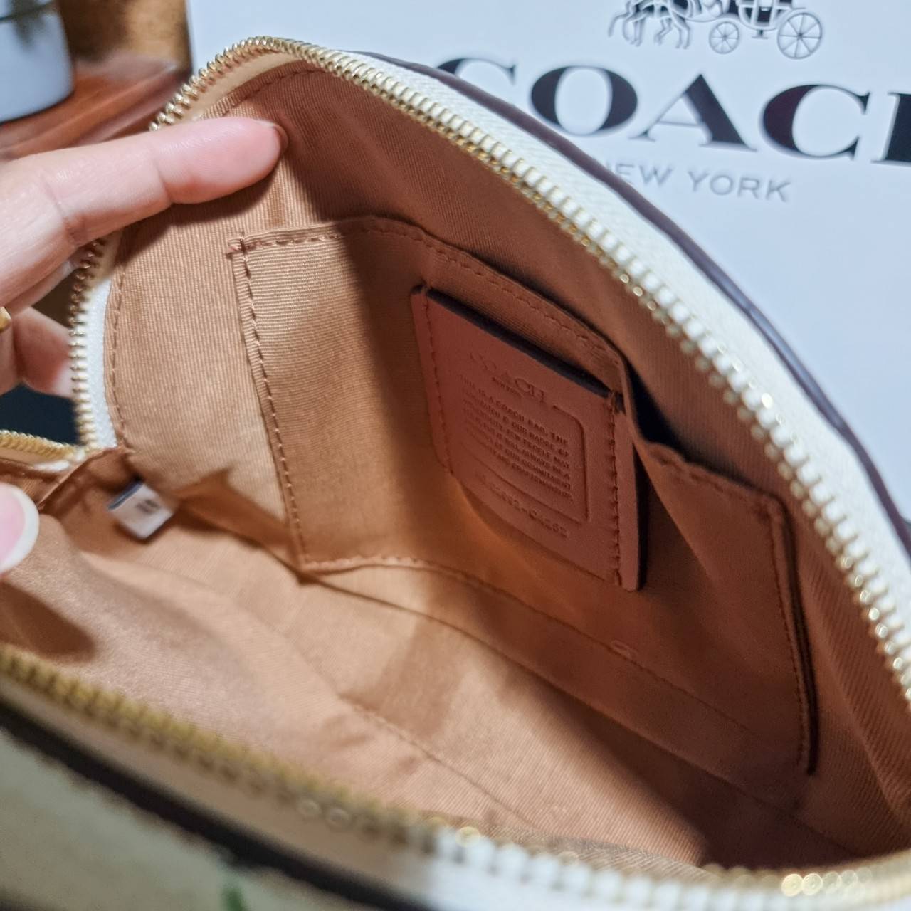 COACH C4252 SERENA SATCHEL WITH WILD MEADOW PRINT อีกหนึ่งคอลเลคชั่นตัวท็อป ที่ขายได้ตลอดปี ดีไซน์ใหม่ล่าสุด สไตล์คุณหนู ลุคหวานๆ กระเป๋าสะพายข้าง สวยอยู่ทรง สะพายขับผิวเป็นที่สุด วัสดุหนัง pepble สัมผัสนิ่ม เปิด-ปิดด้วยซิป 2 ช่องหลัก ภายในเป็นช่องโล่ง เก