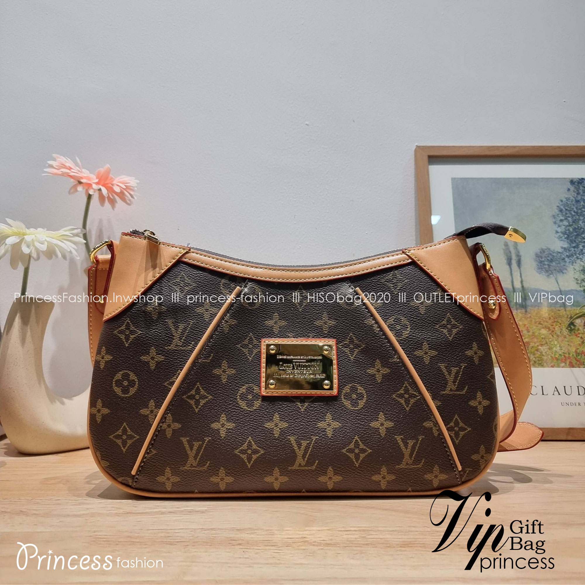 LV THAMES PM MONOGRAM BAG กระเป๋าสะพายไหล่รุ่นยอดฮิตทรงพอช ใบใหญ่กำลังดี สวยดีไซน์คลาสสิควินเทจ สายสะพายในตัวใช้งานได้คล่องตัว