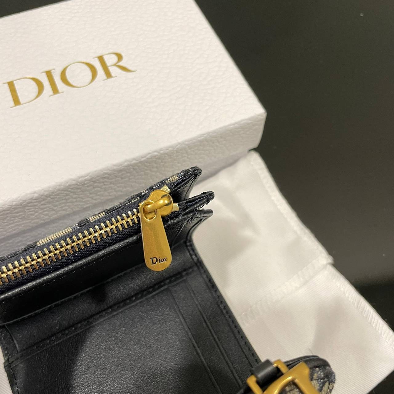 ORI 🥂DIOR Wallet Saddle Lotus / Dior tri-fold wallet เกรดออริจินอล กระเป๋าสตางค์ 3 พับ วัสดุหนังแท้ และผ้า Jacquard อย่างดี ทอสวยงามที่สุด ผสมผสานความสง่างามและคลาสสิกที่เข้ากับยุคสมัย ด้านหน้าโดดเด่นด้วยซิกเนเจอร์ของ Christian Dior อะไหล่สีทองอ่อ